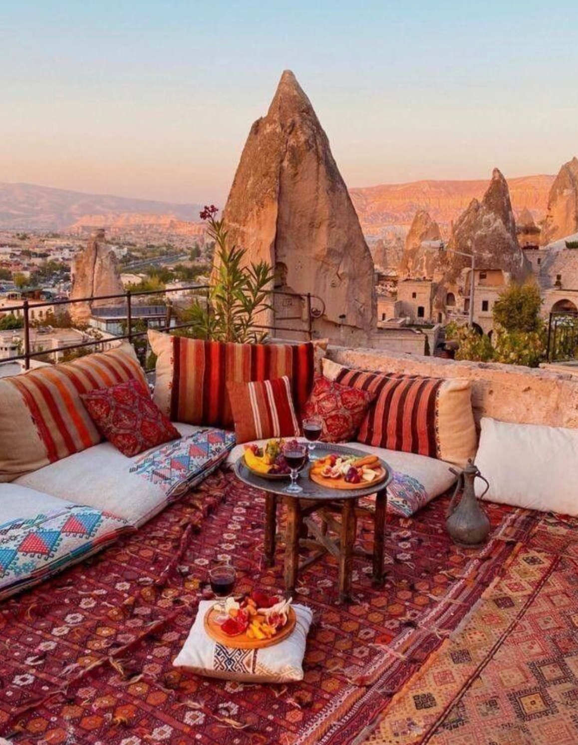 👳🏾♂️ Una alfombra, dos mujeres, un mini coche y dos bereberes 👳🏾♂️