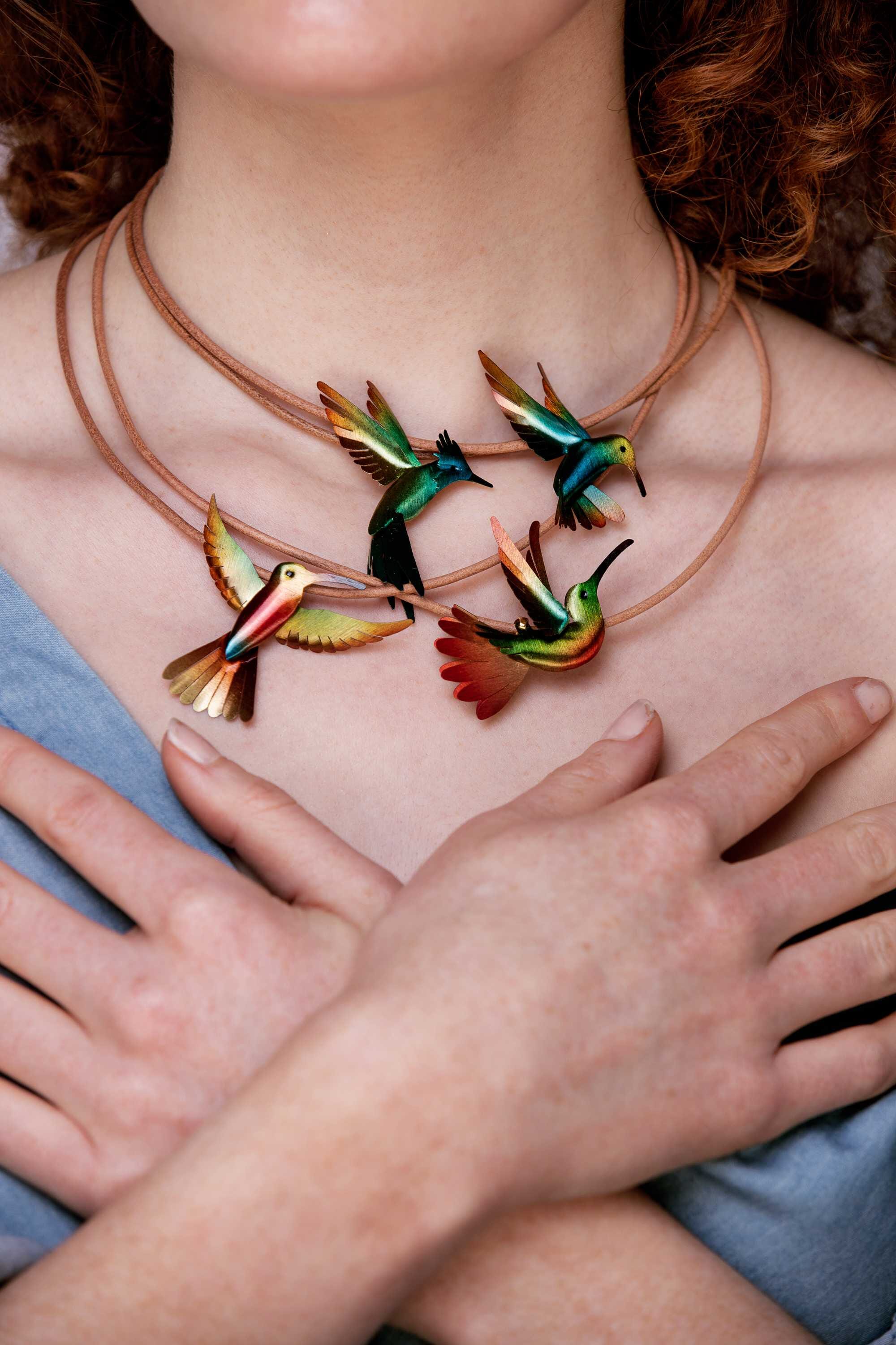 Colgante en bronce pintado a mano