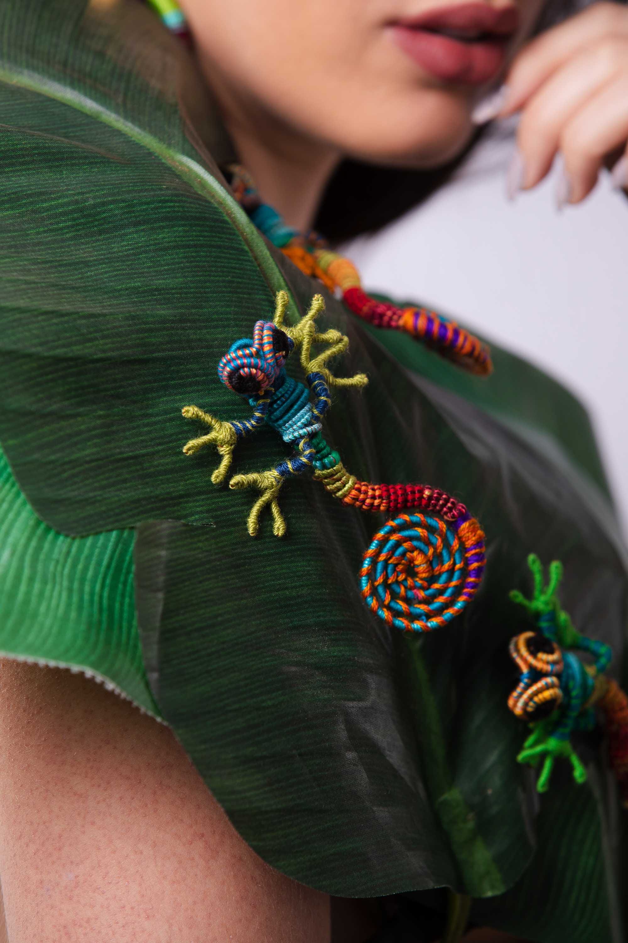 Broche en escultura textil