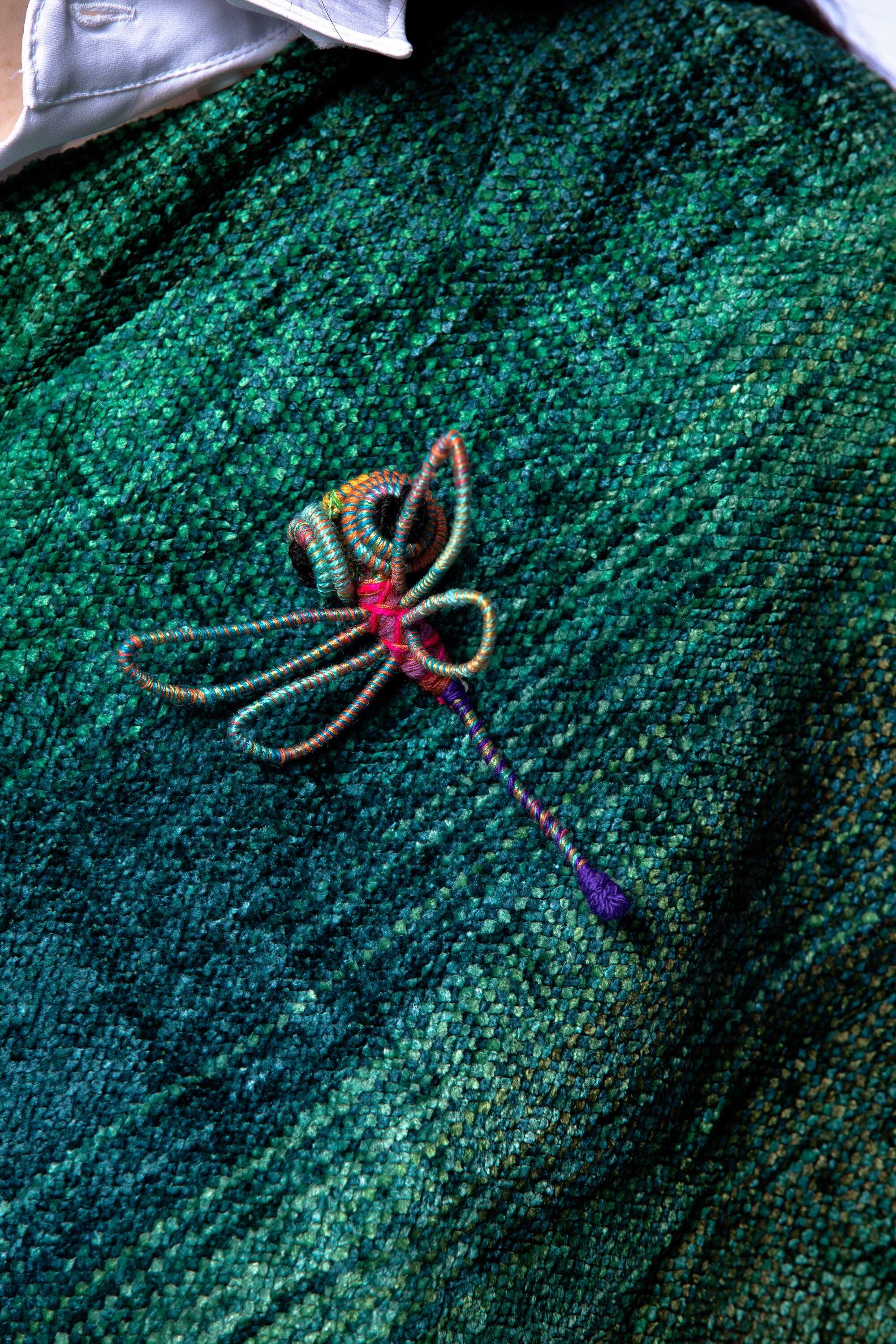 Broche en escultura textil