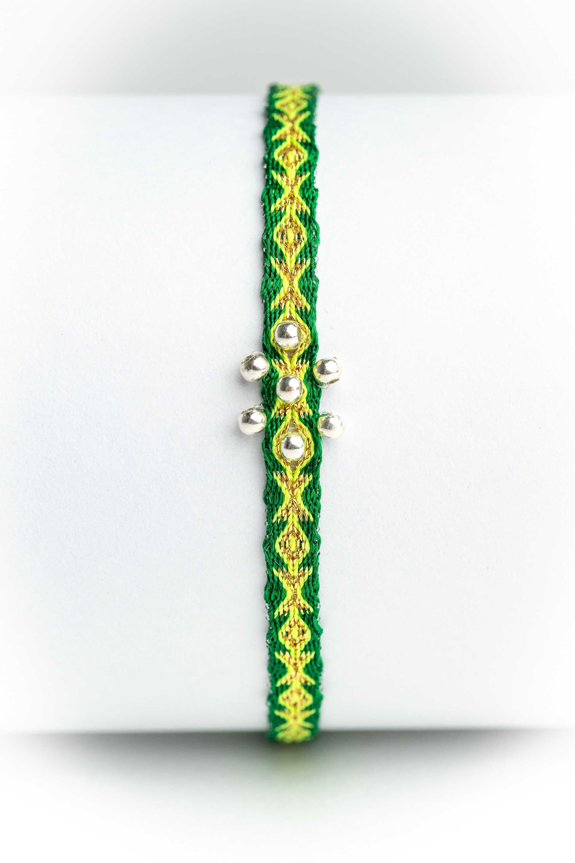 Pulsera hilos con bolitas plata