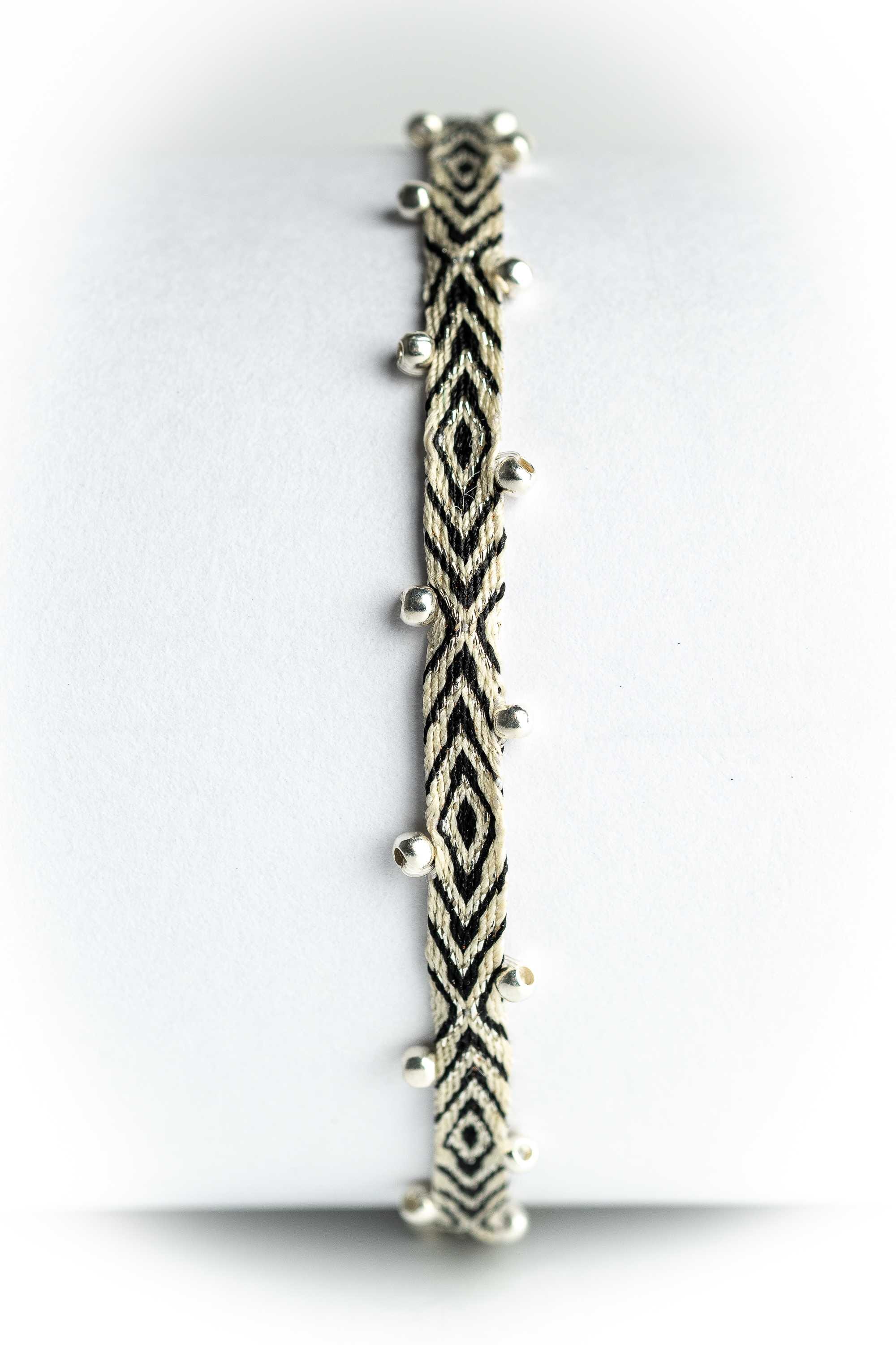 Pulsera hilos con bolitas plata