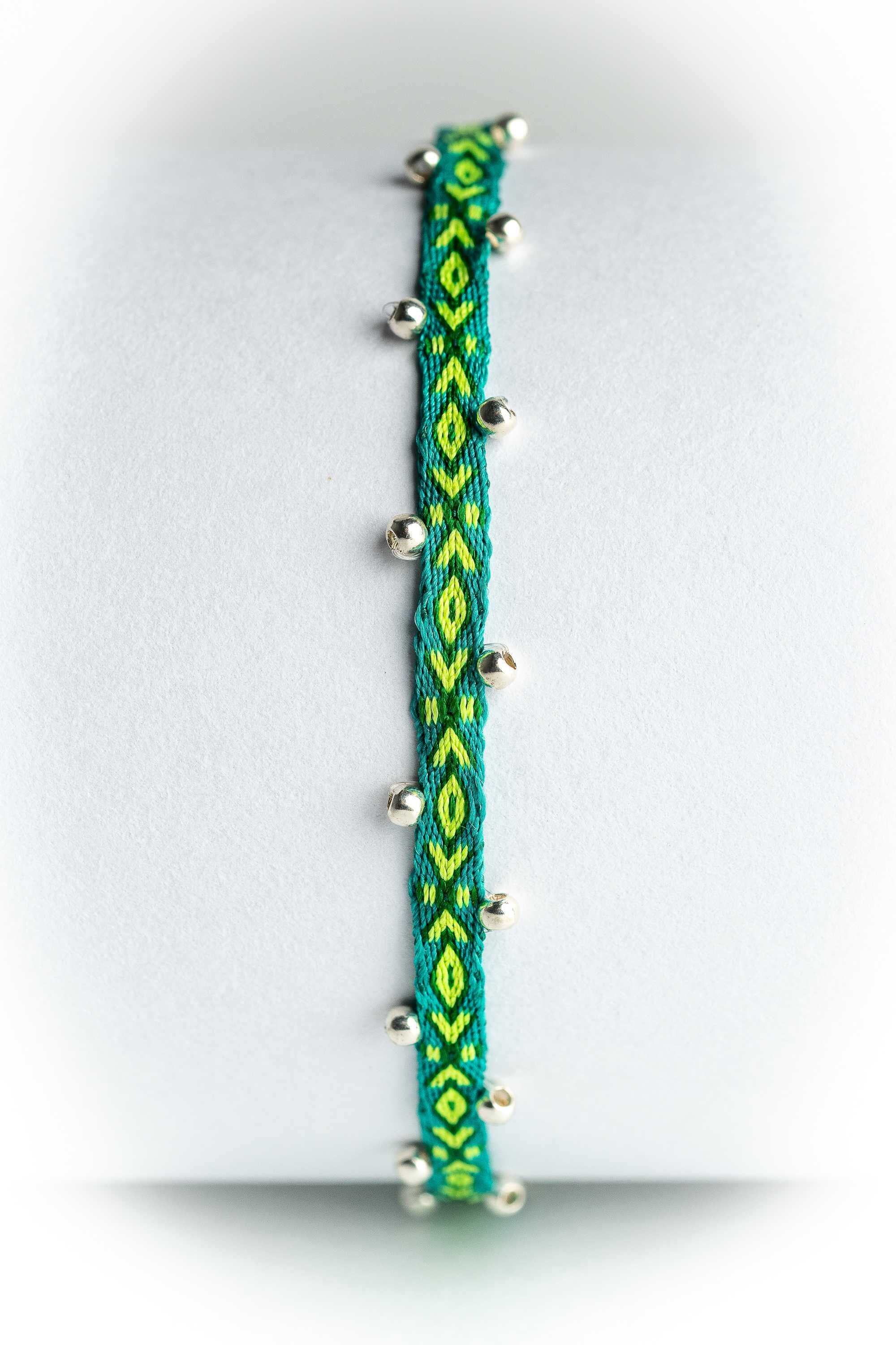 Pulsera hilos con bolitas plata