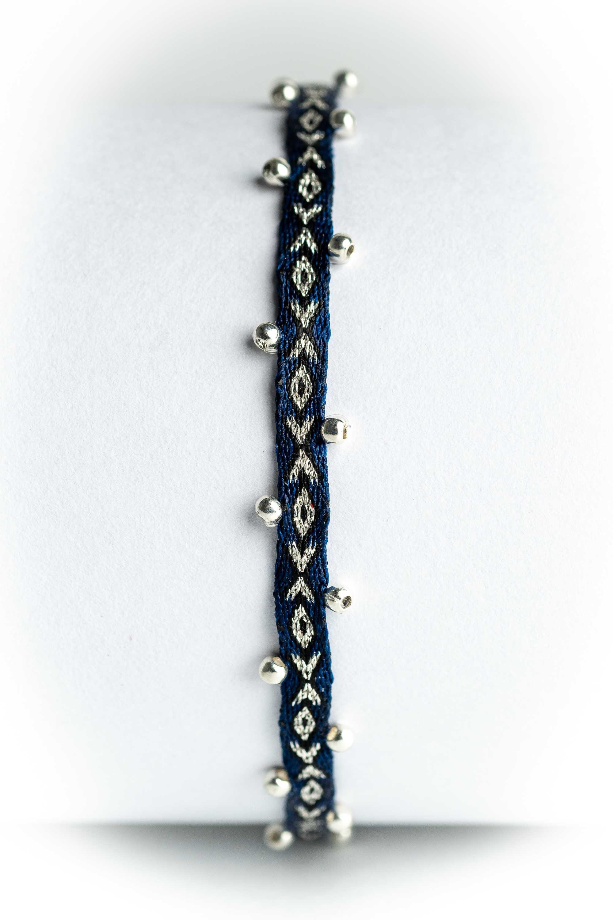 Pulsera hilos con bolitas plata