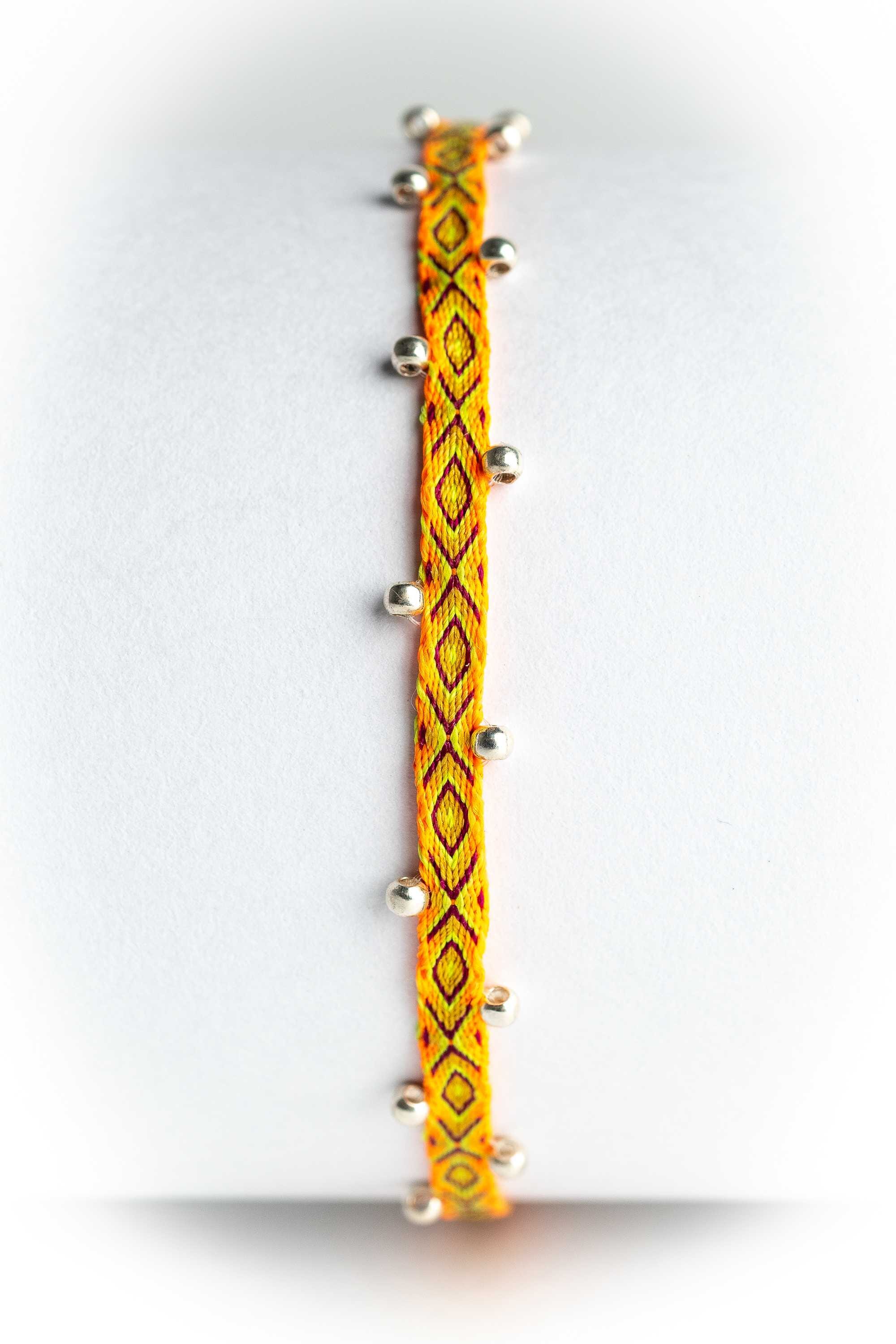 Pulsera hilos con bolitas plata