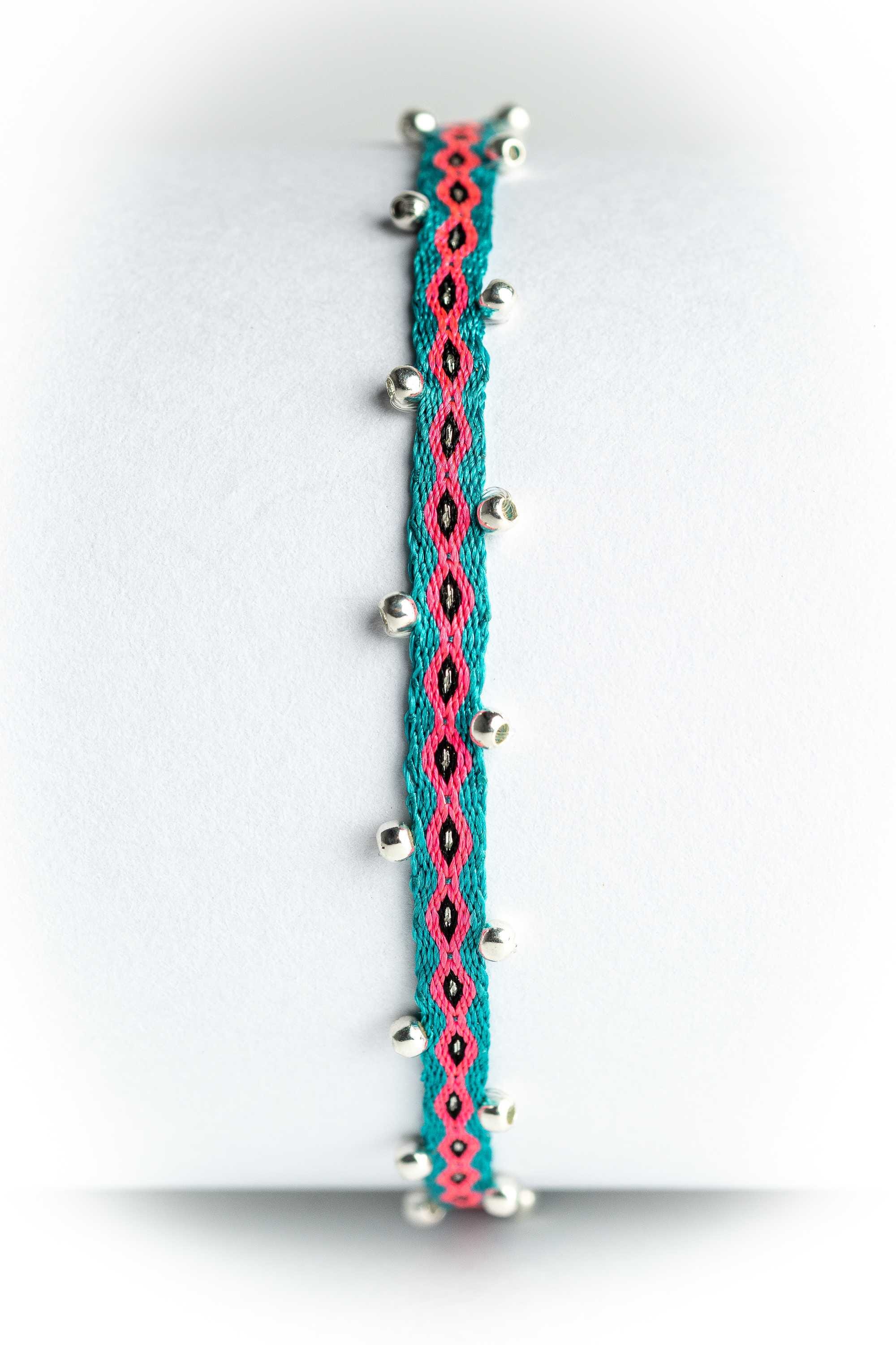 Pulsera hilos con bolitas plata