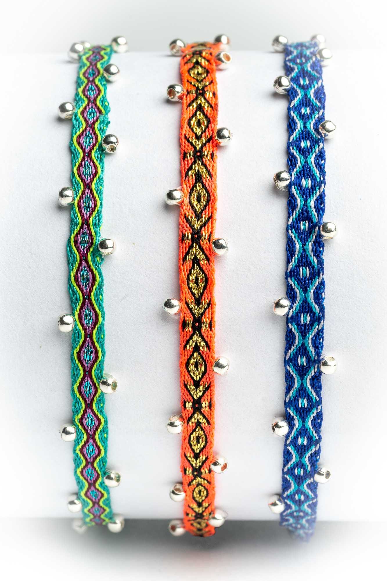 Pulsera hilos con bolitas plata