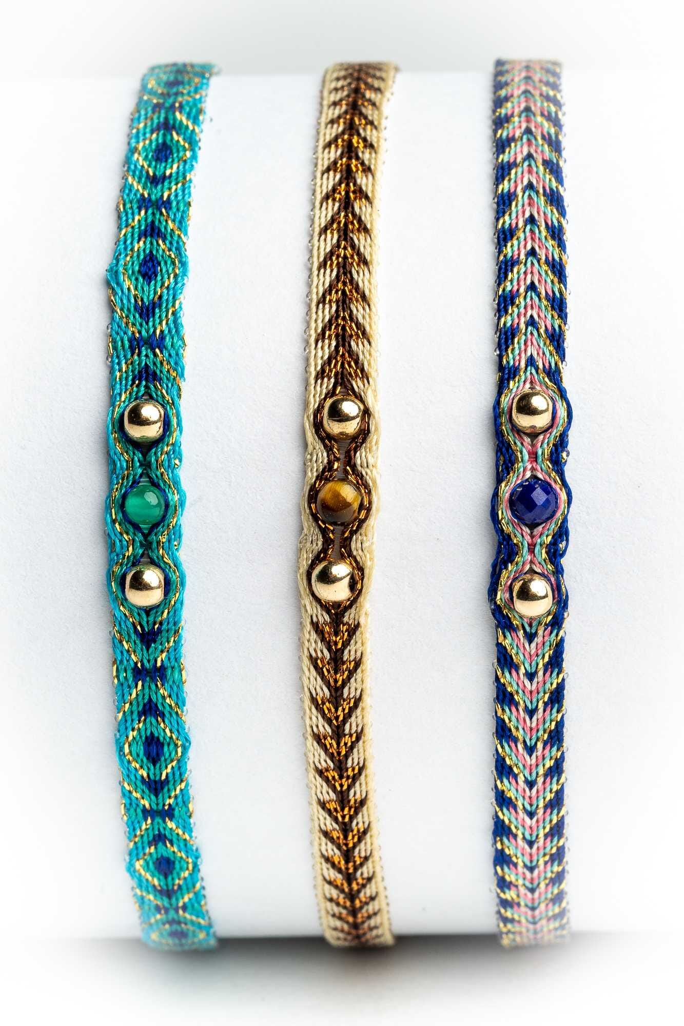 Pulsera hilos con dos bolitas de oro
