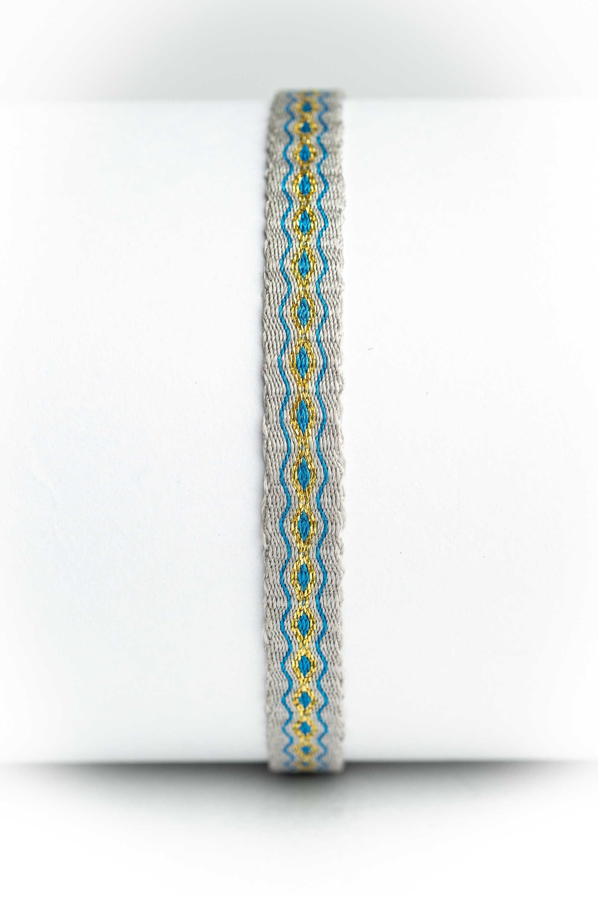 Pulsera de hilos tejidos a mano