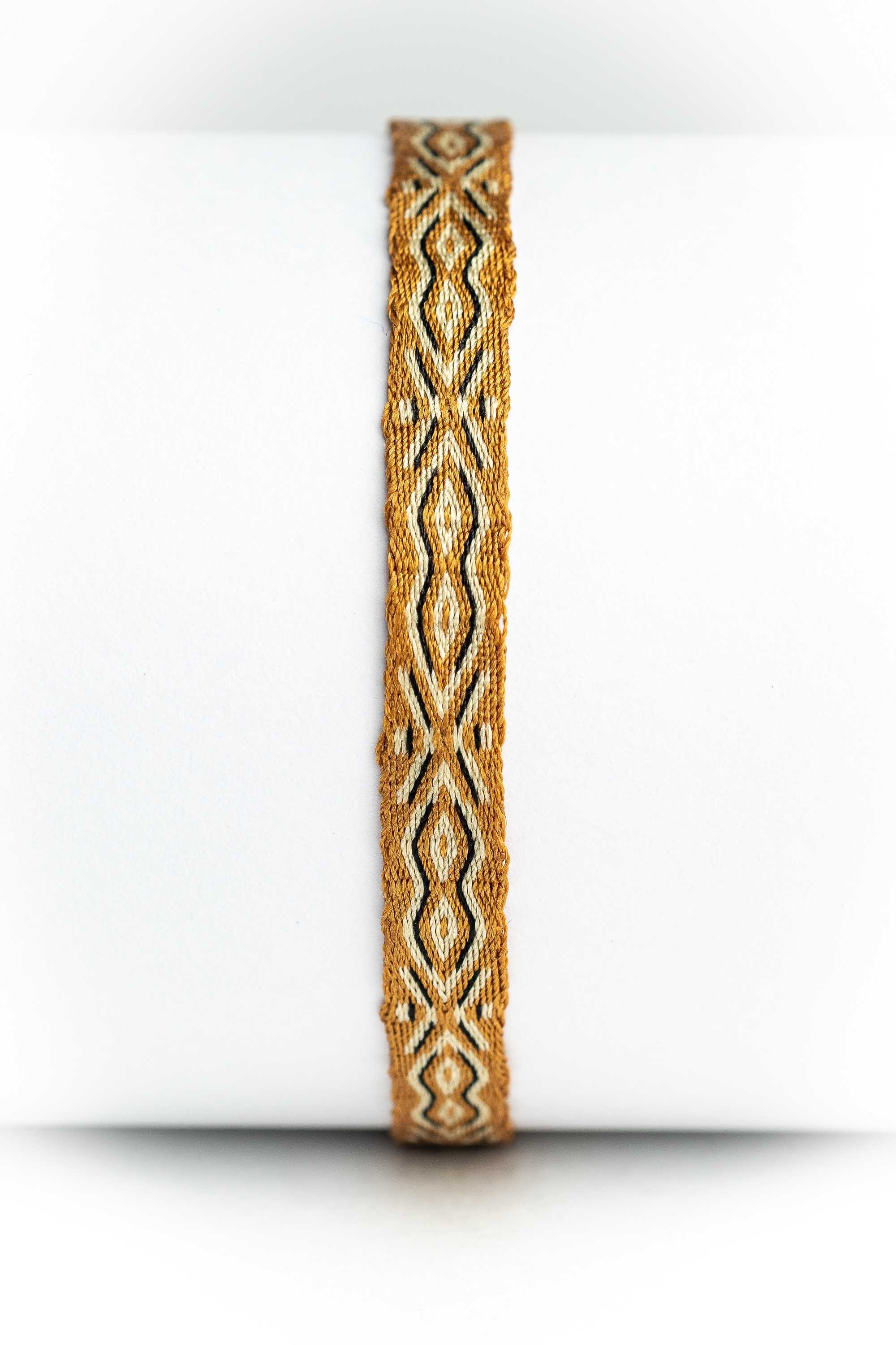 Pulsera de hilos tejidos a mano