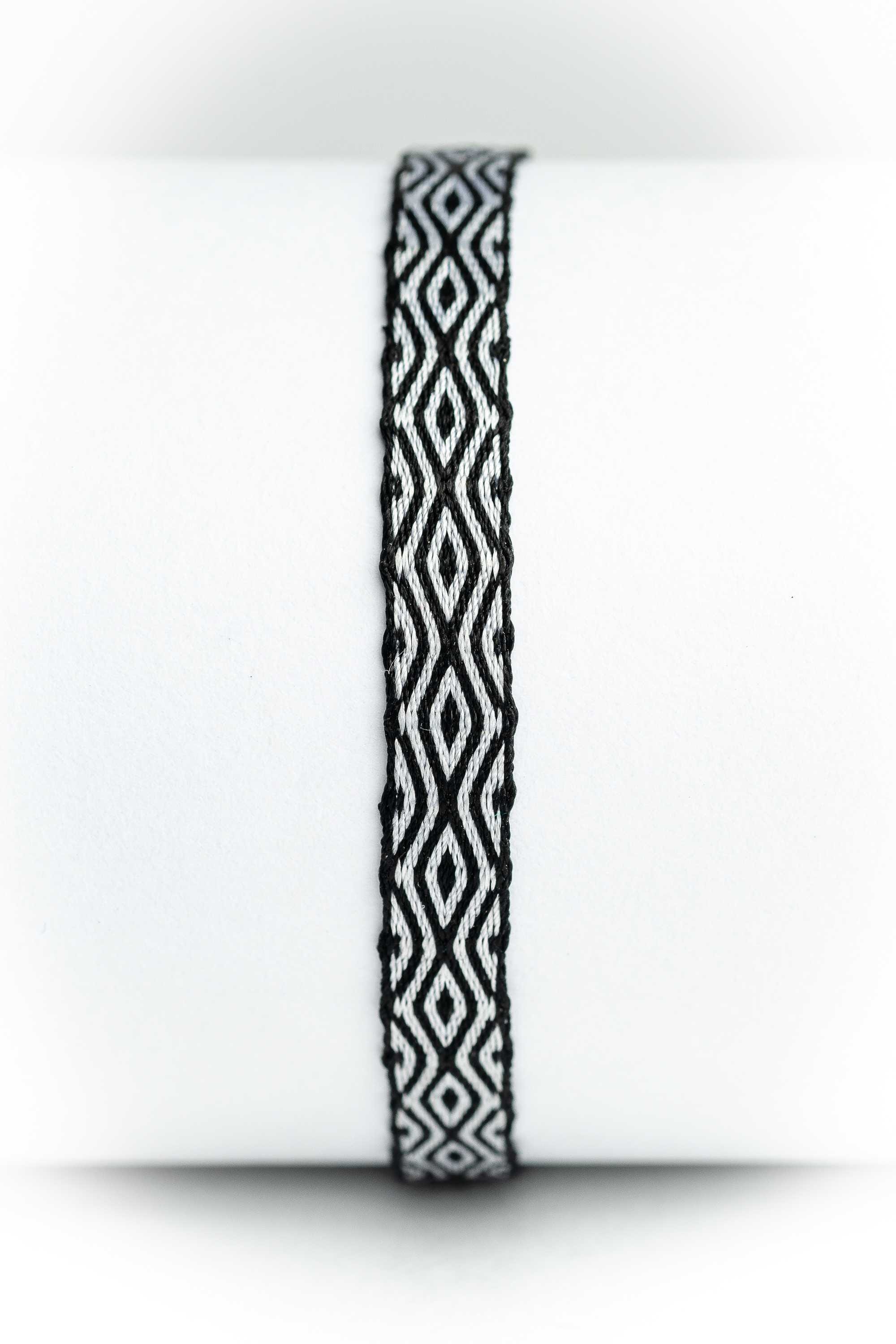 Pulsera de hilos tejidos a mano