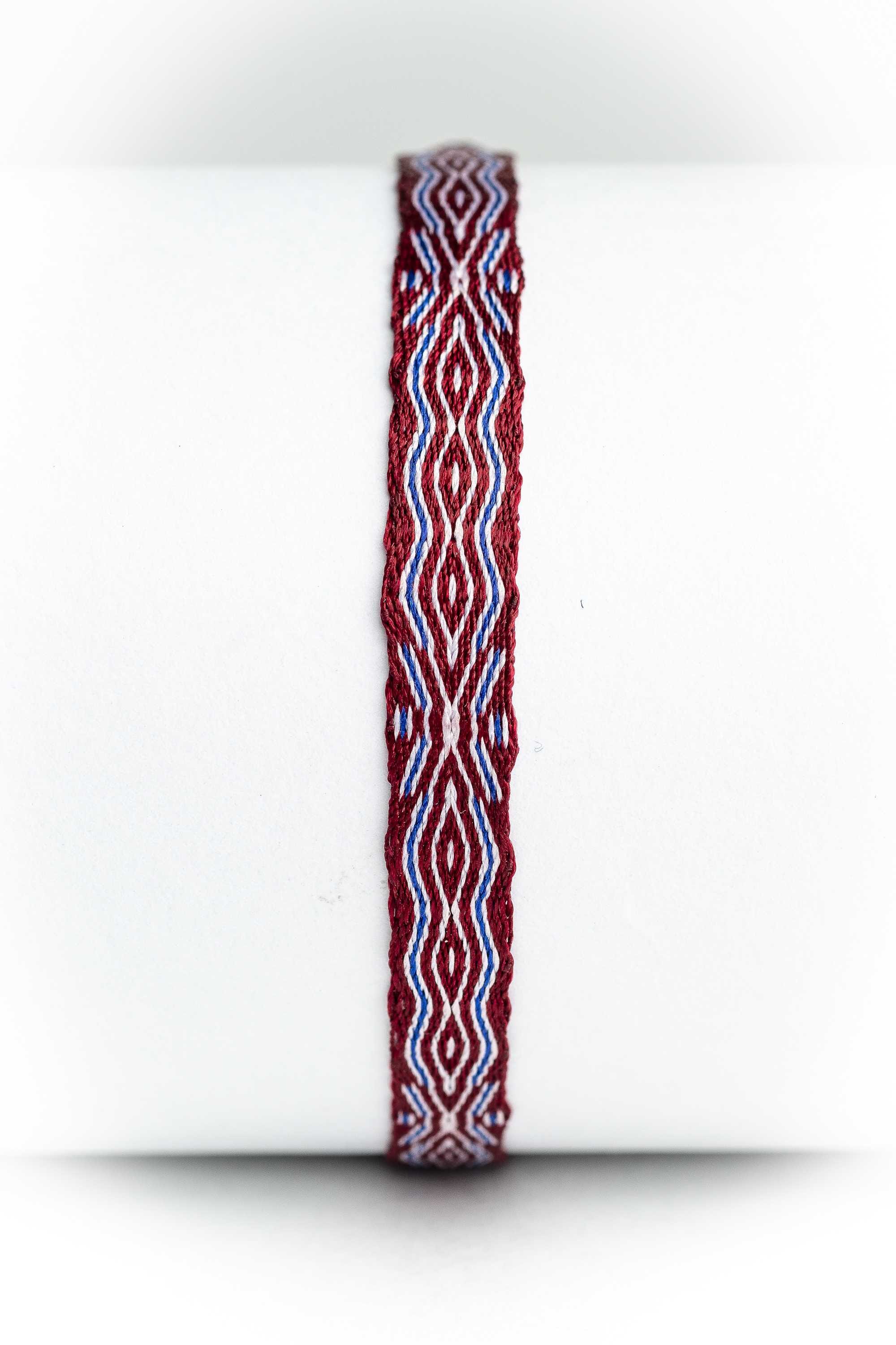 Pulsera de hilos tejidos a mano