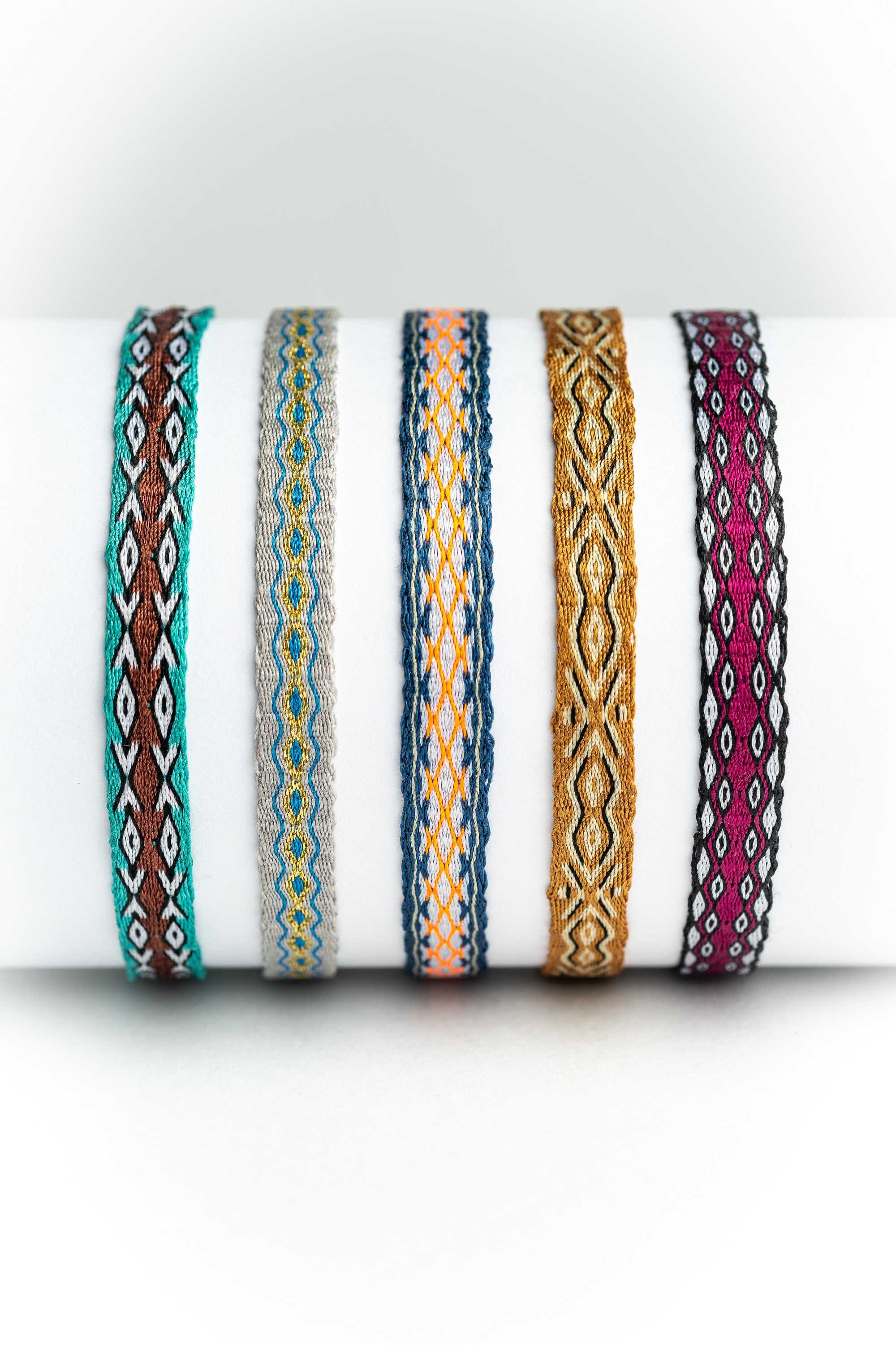 Pulsera de hilos tejidos a mano