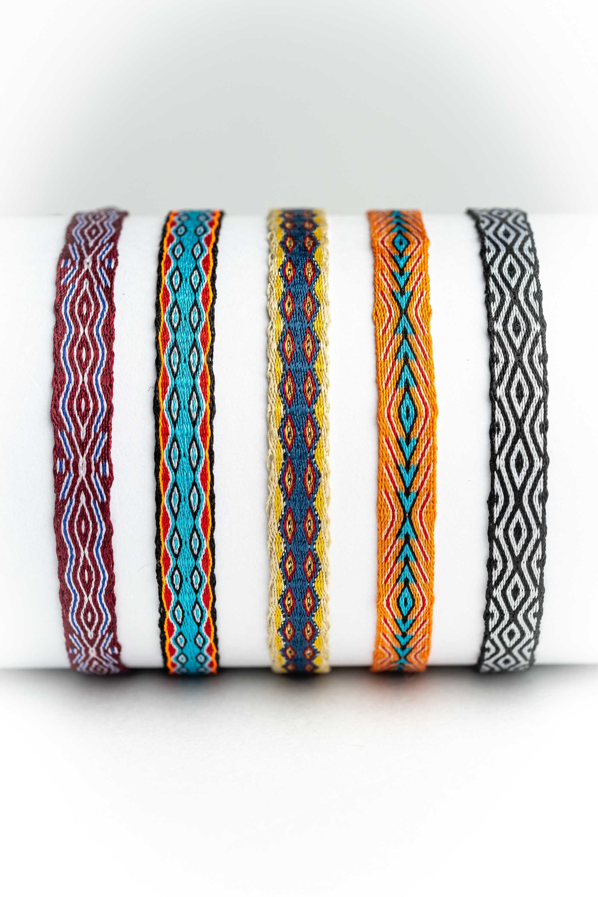 Pulsera de hilos tejidos a mano