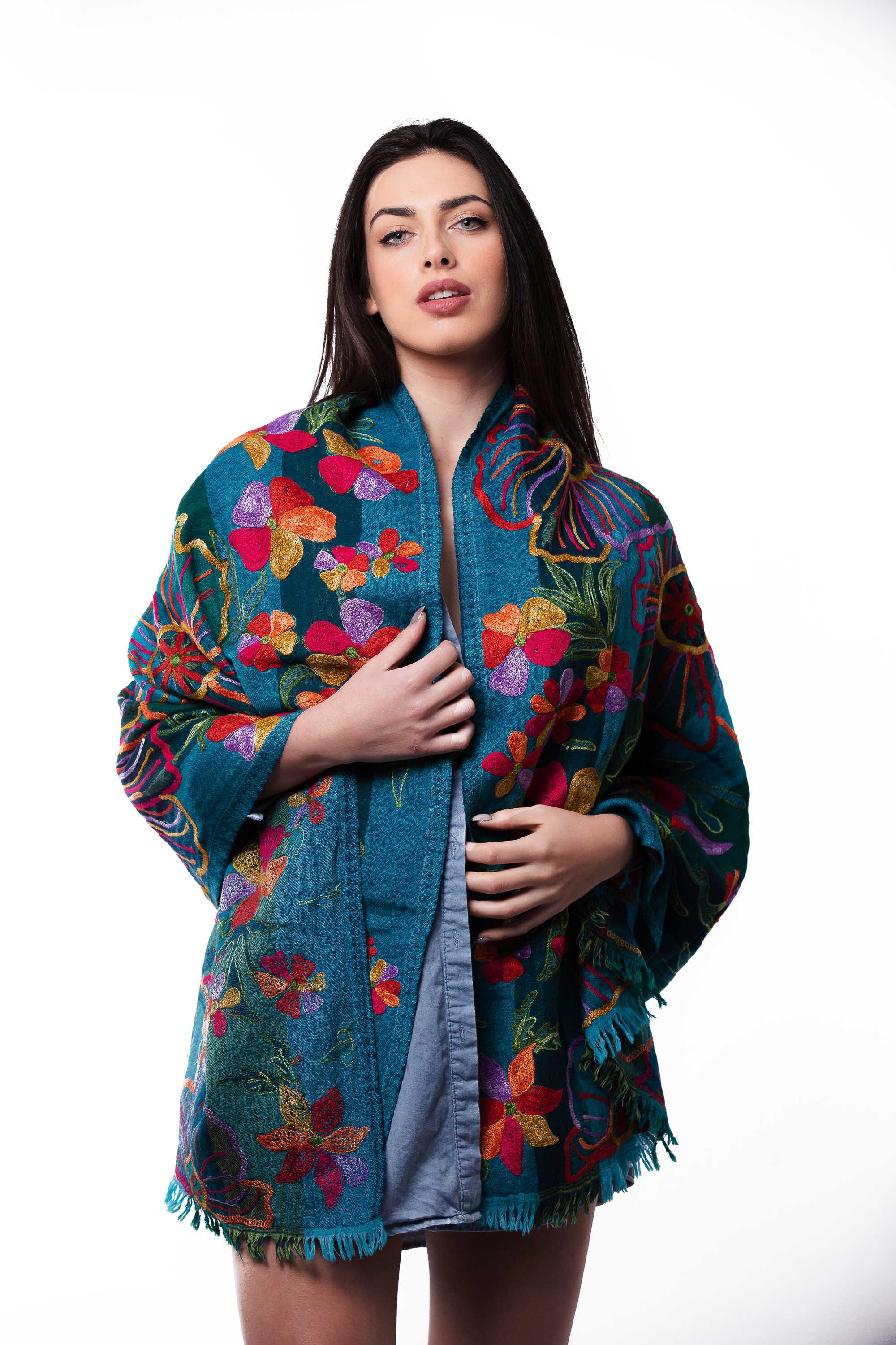 Chal en lana bordado