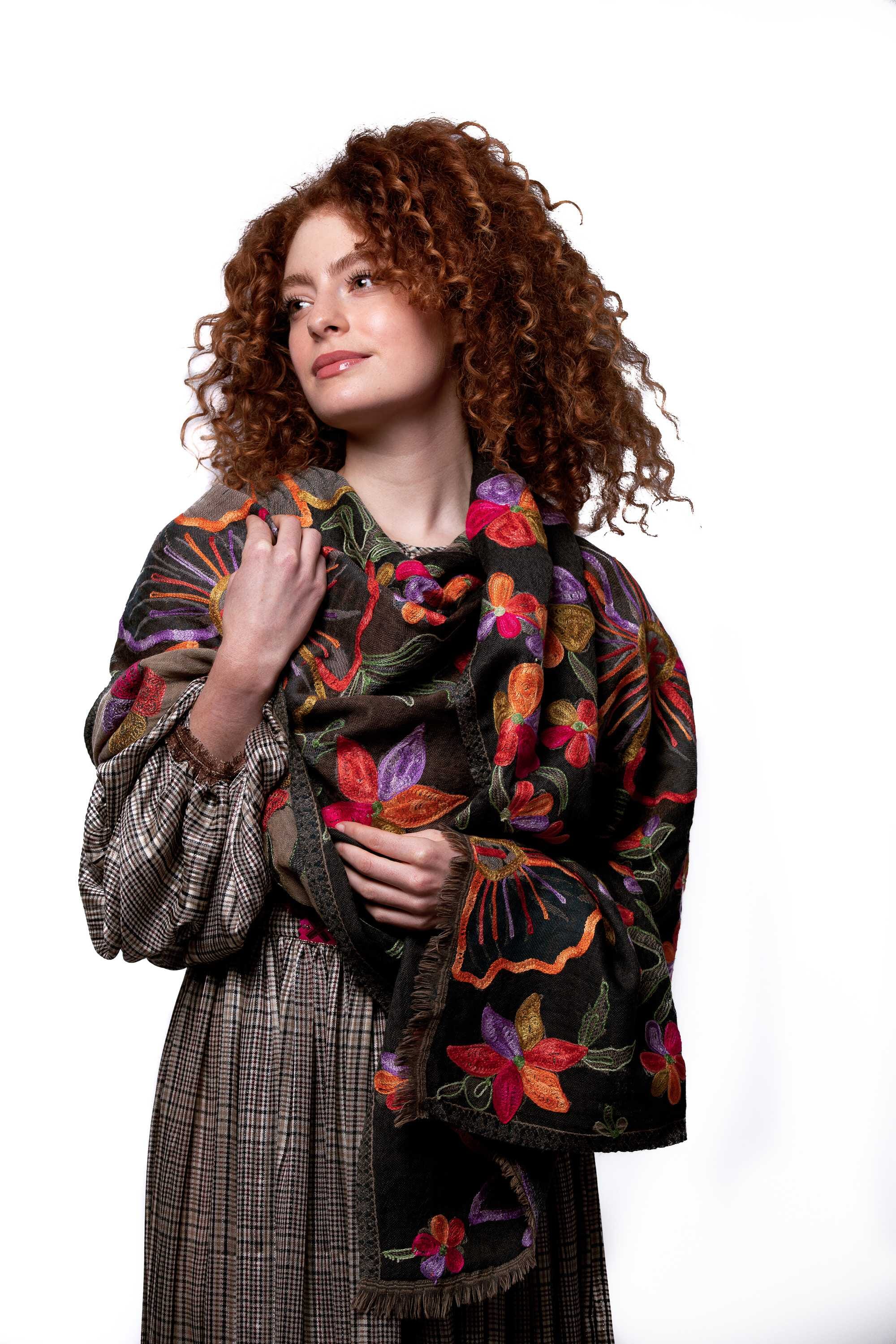 Chal en lana bordado