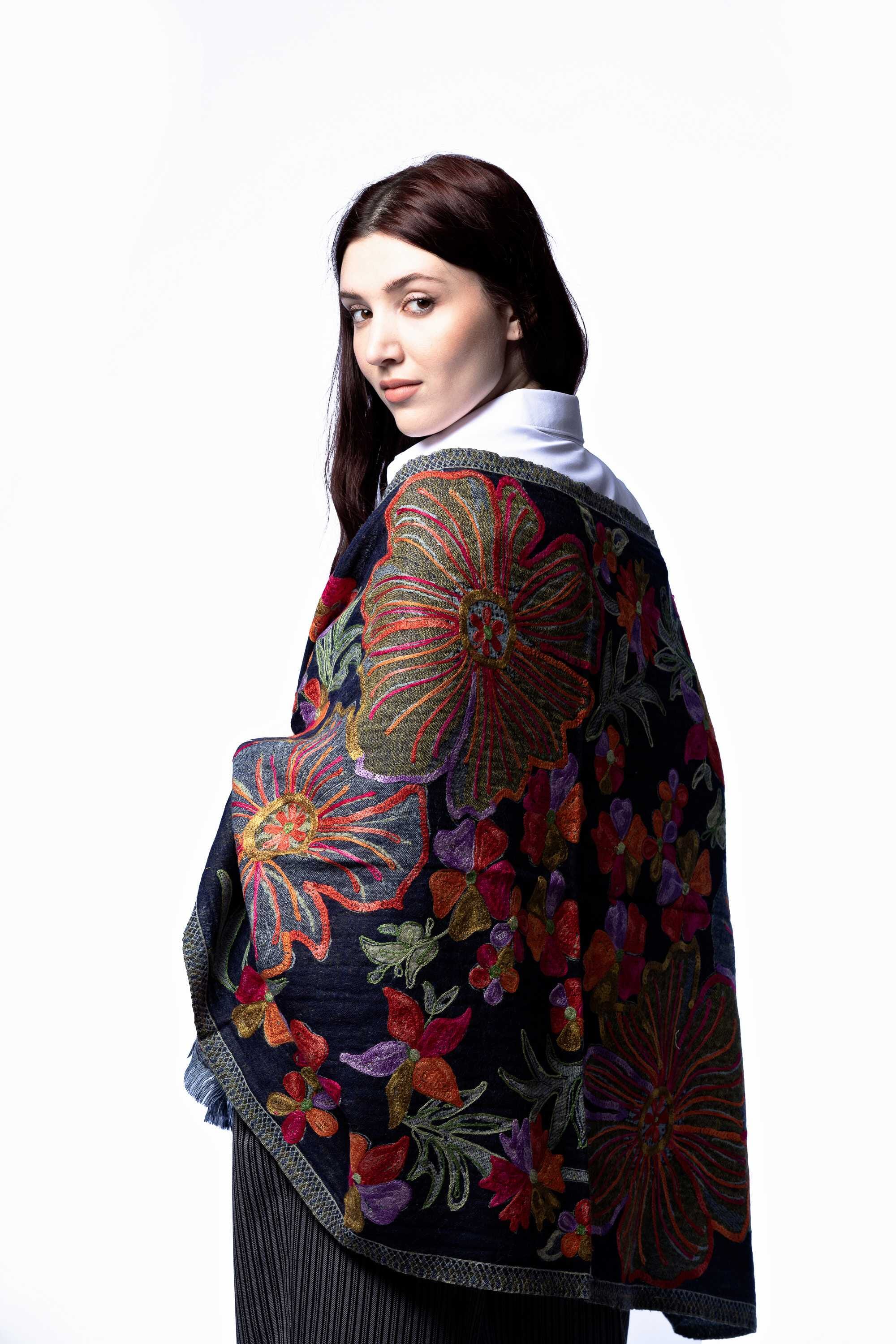 Chal en lana bordado