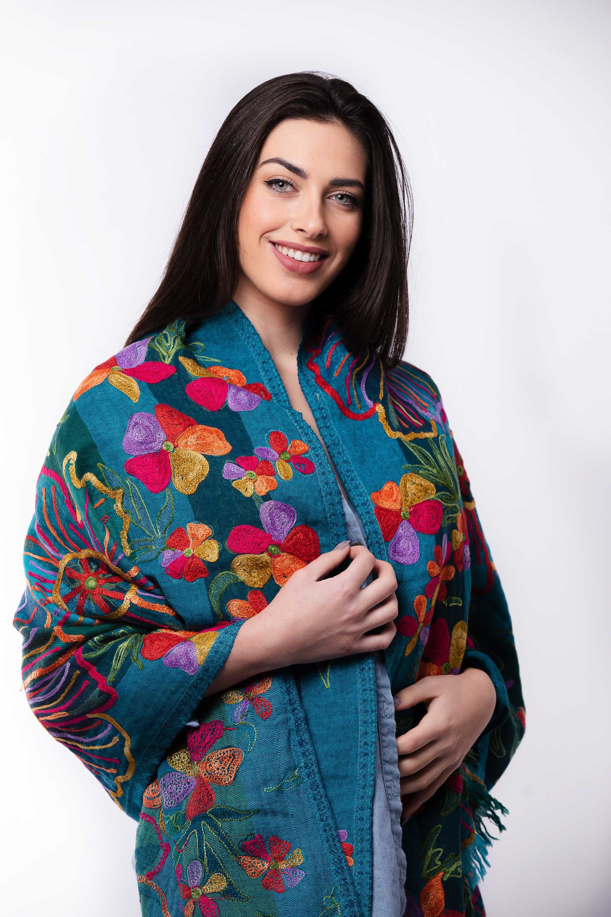 Chal en lana bordado