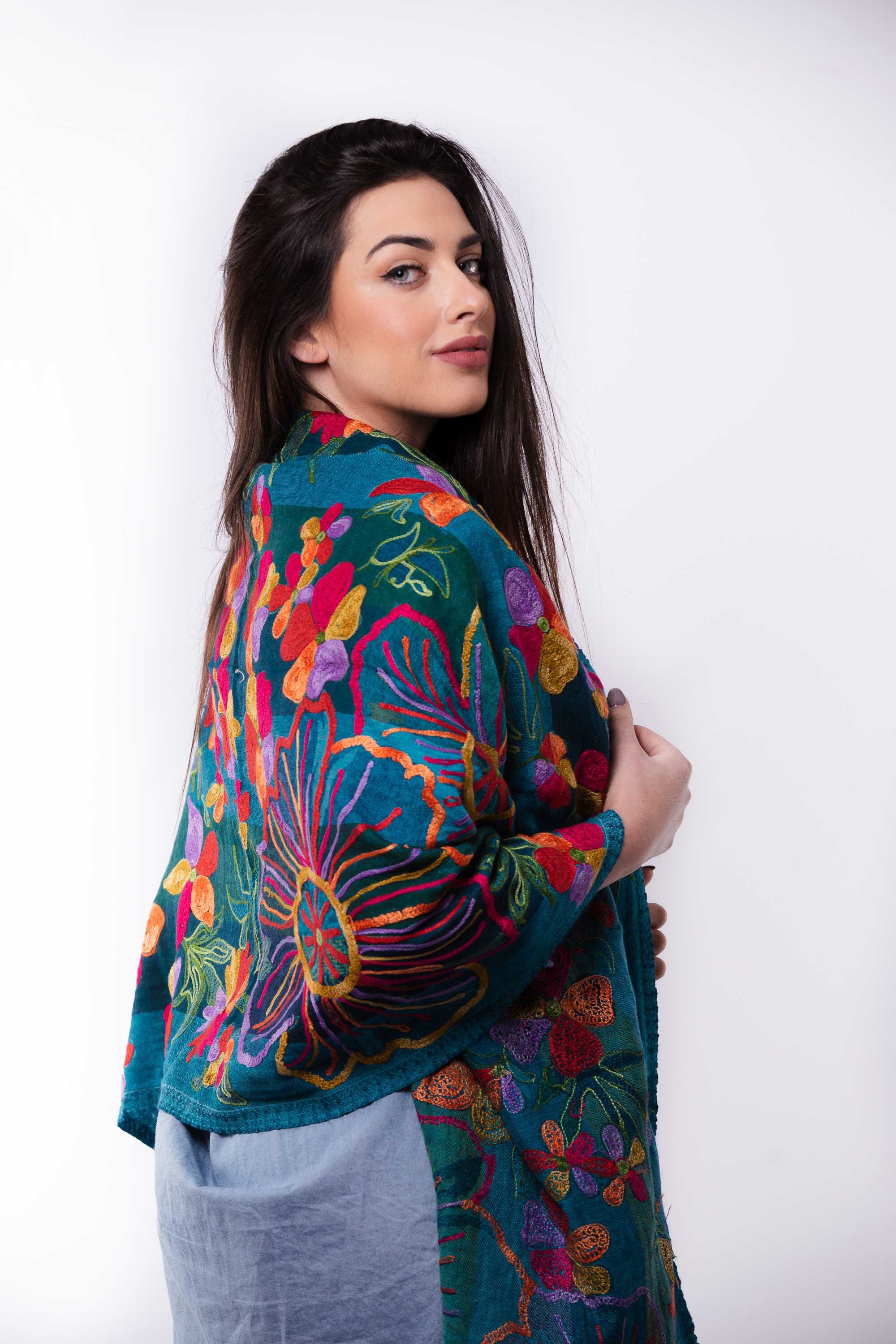 Chal en lana bordado