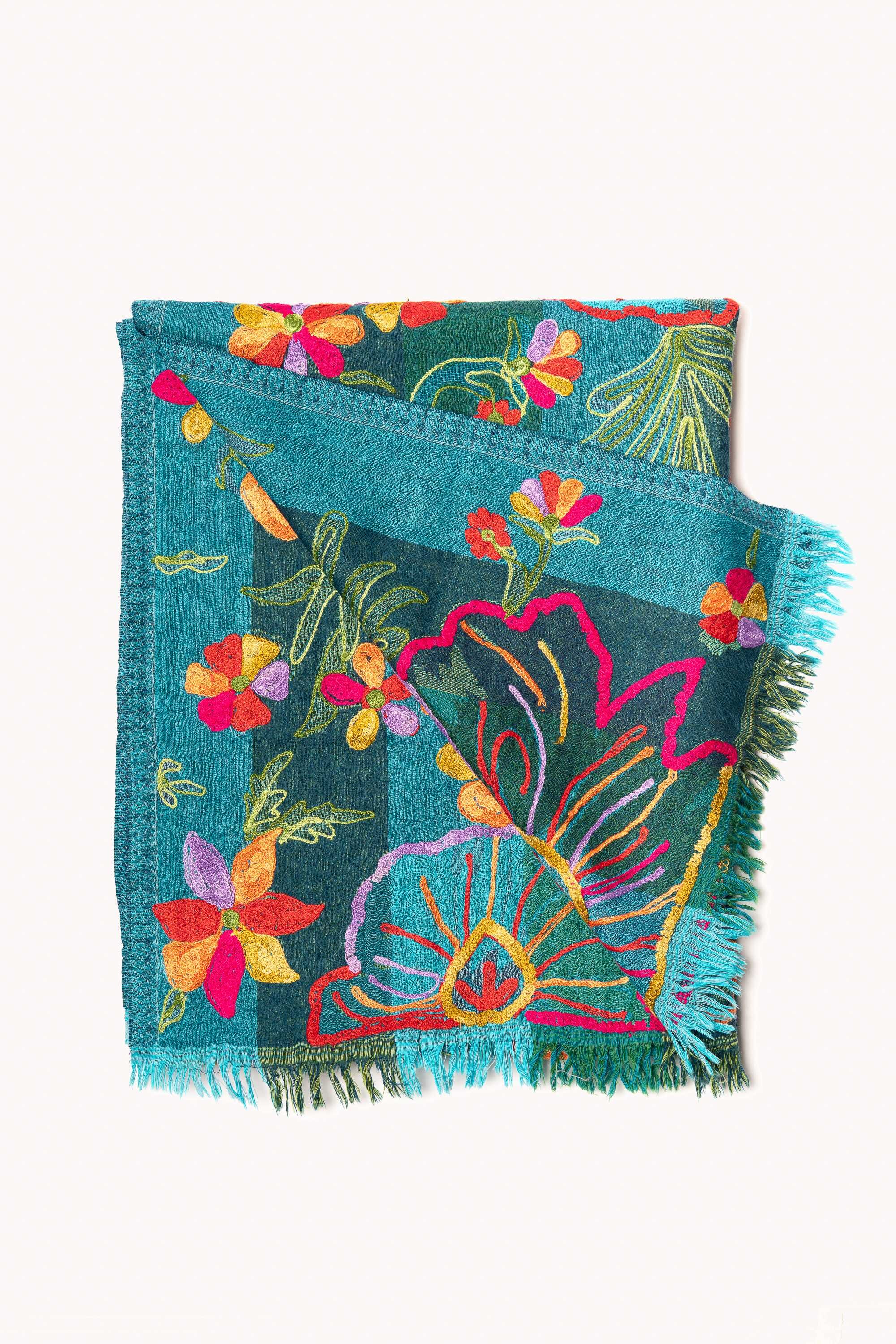 Chal en lana bordado