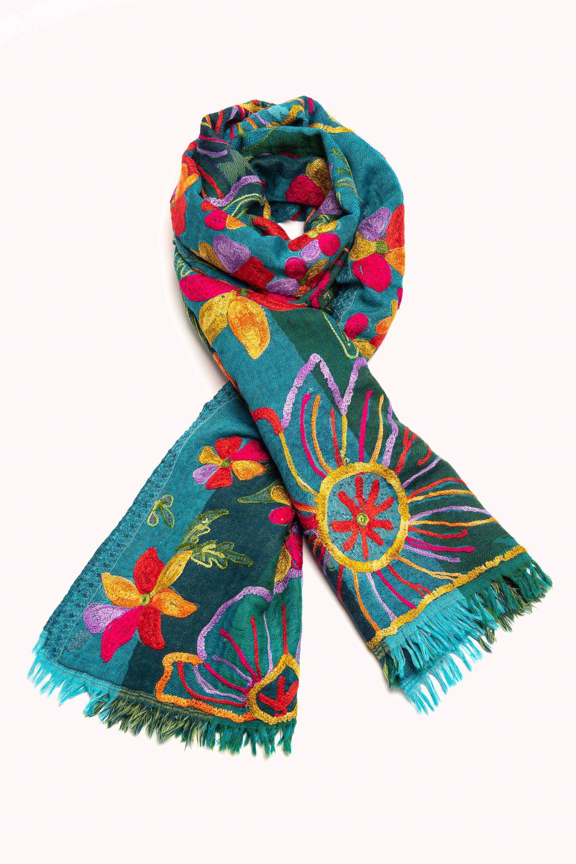 Chal en lana bordado