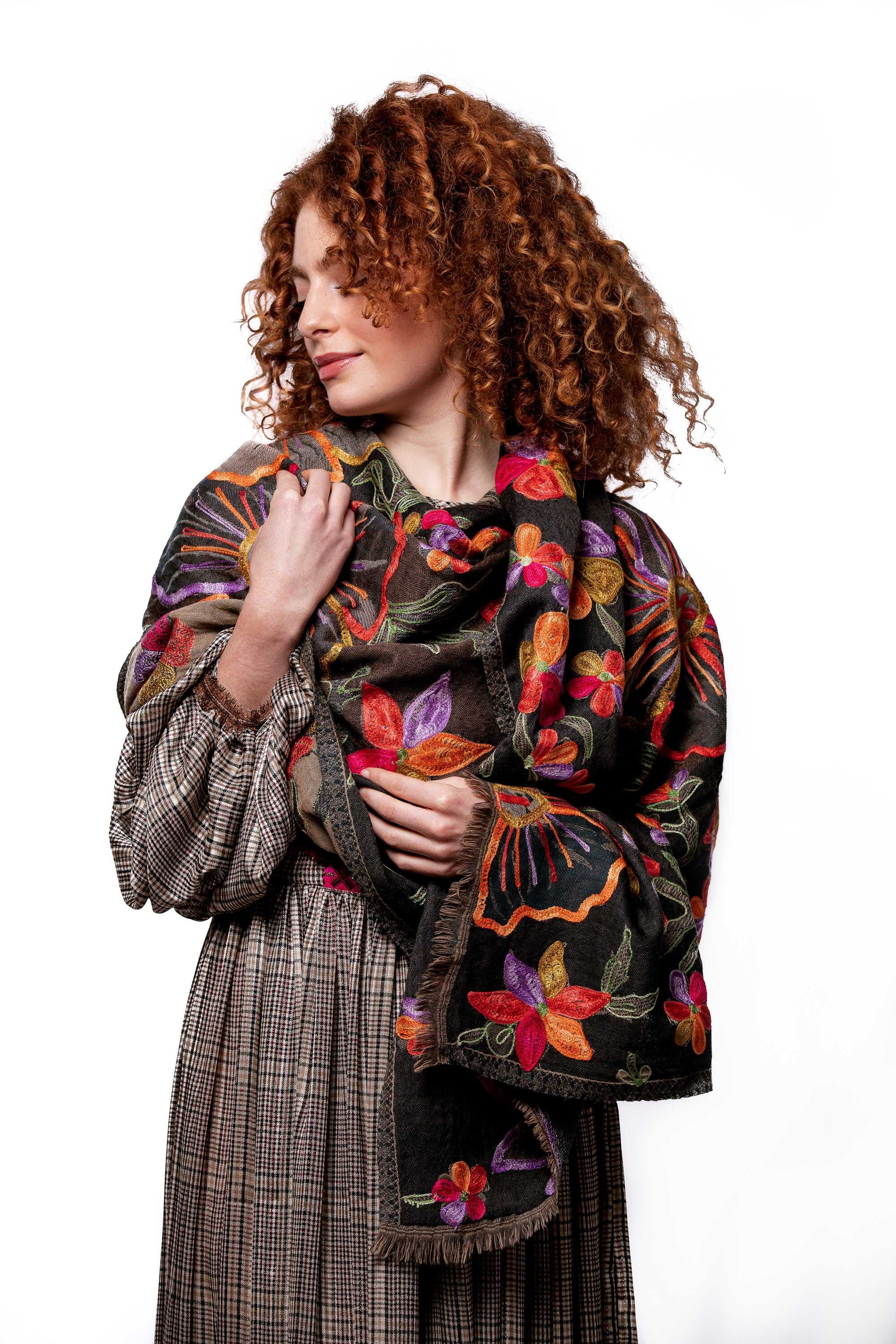 Chal en lana bordado