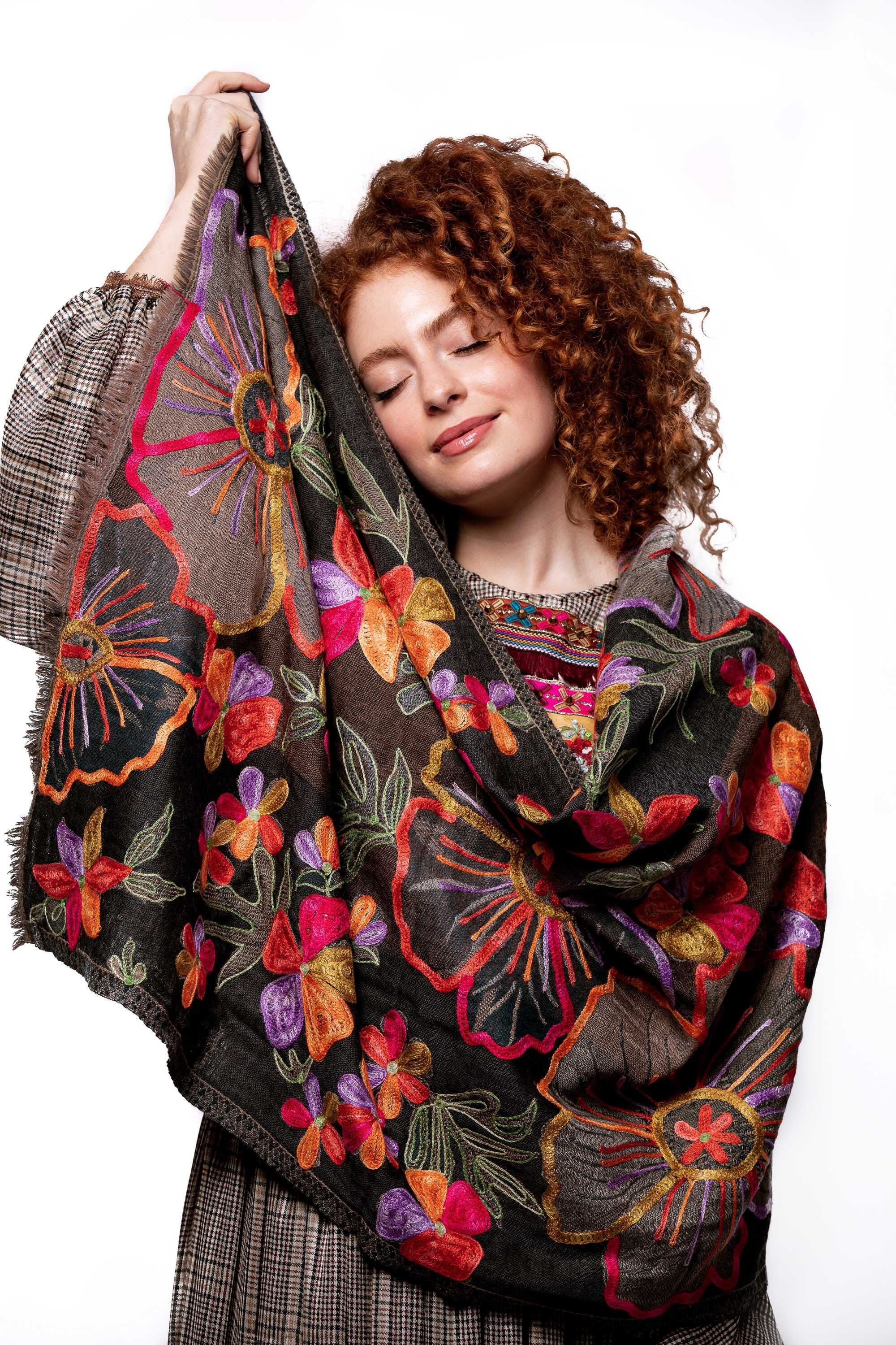 Chal en lana bordado