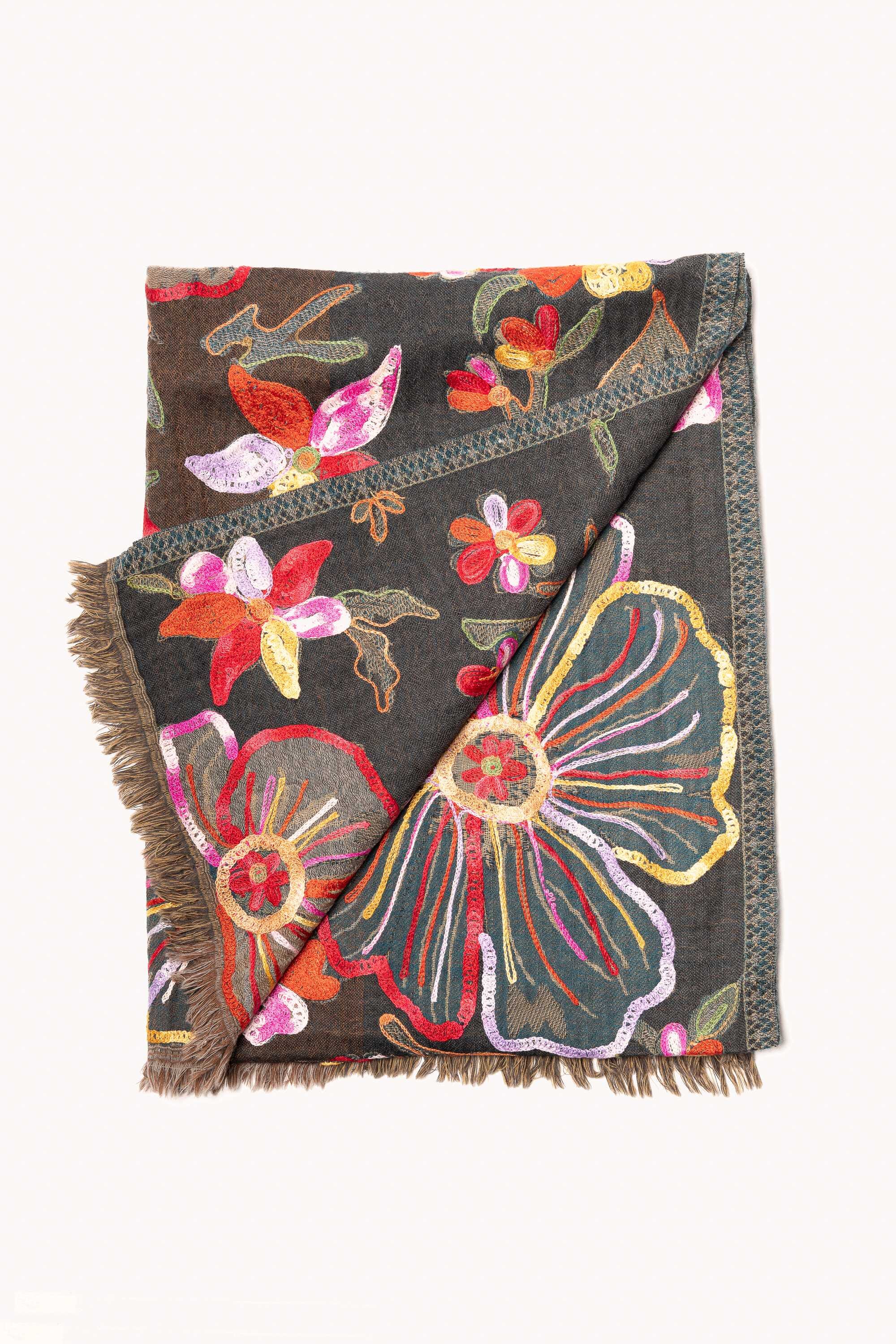 Chal en lana bordado