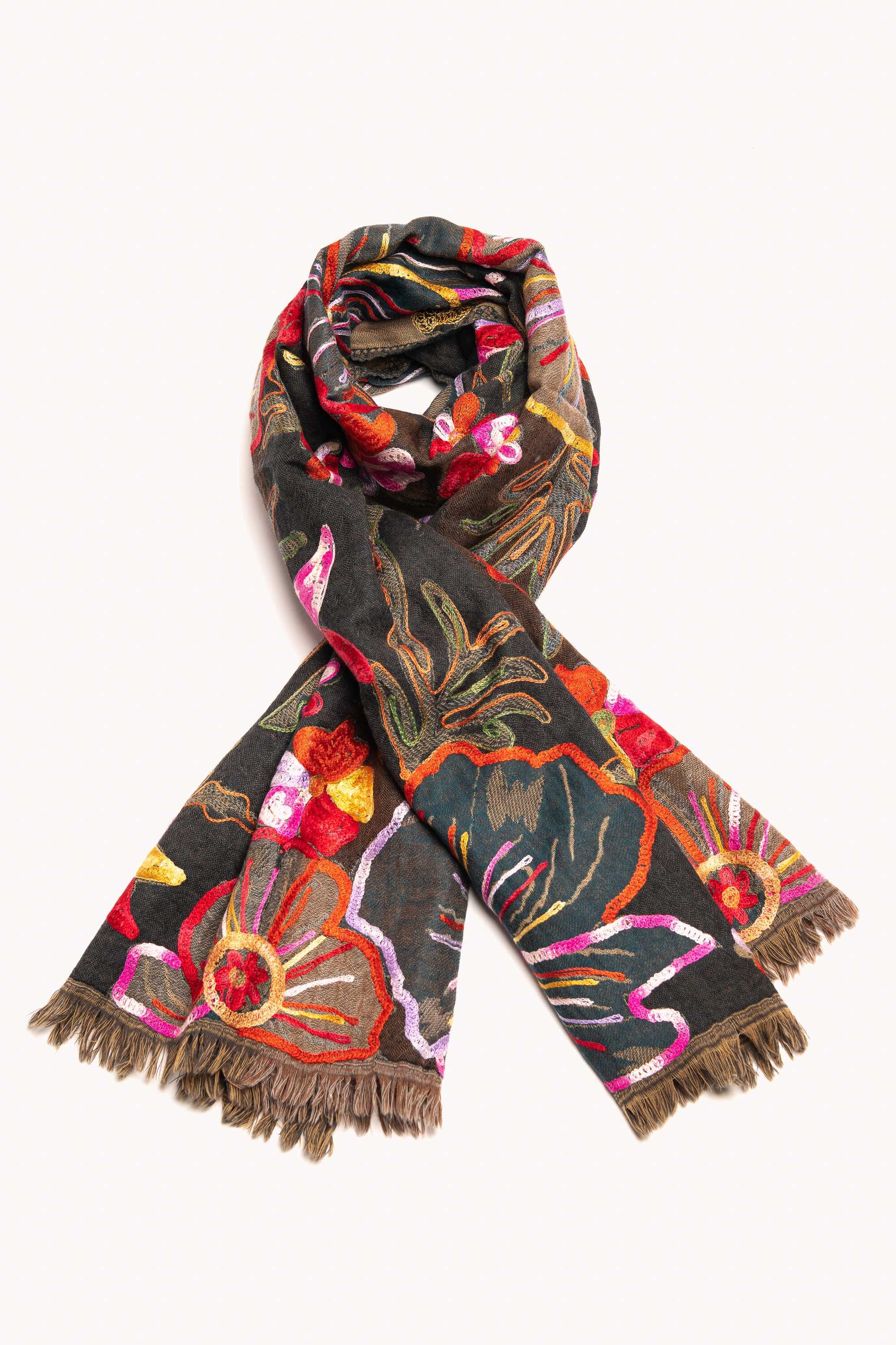 Chal en lana bordado