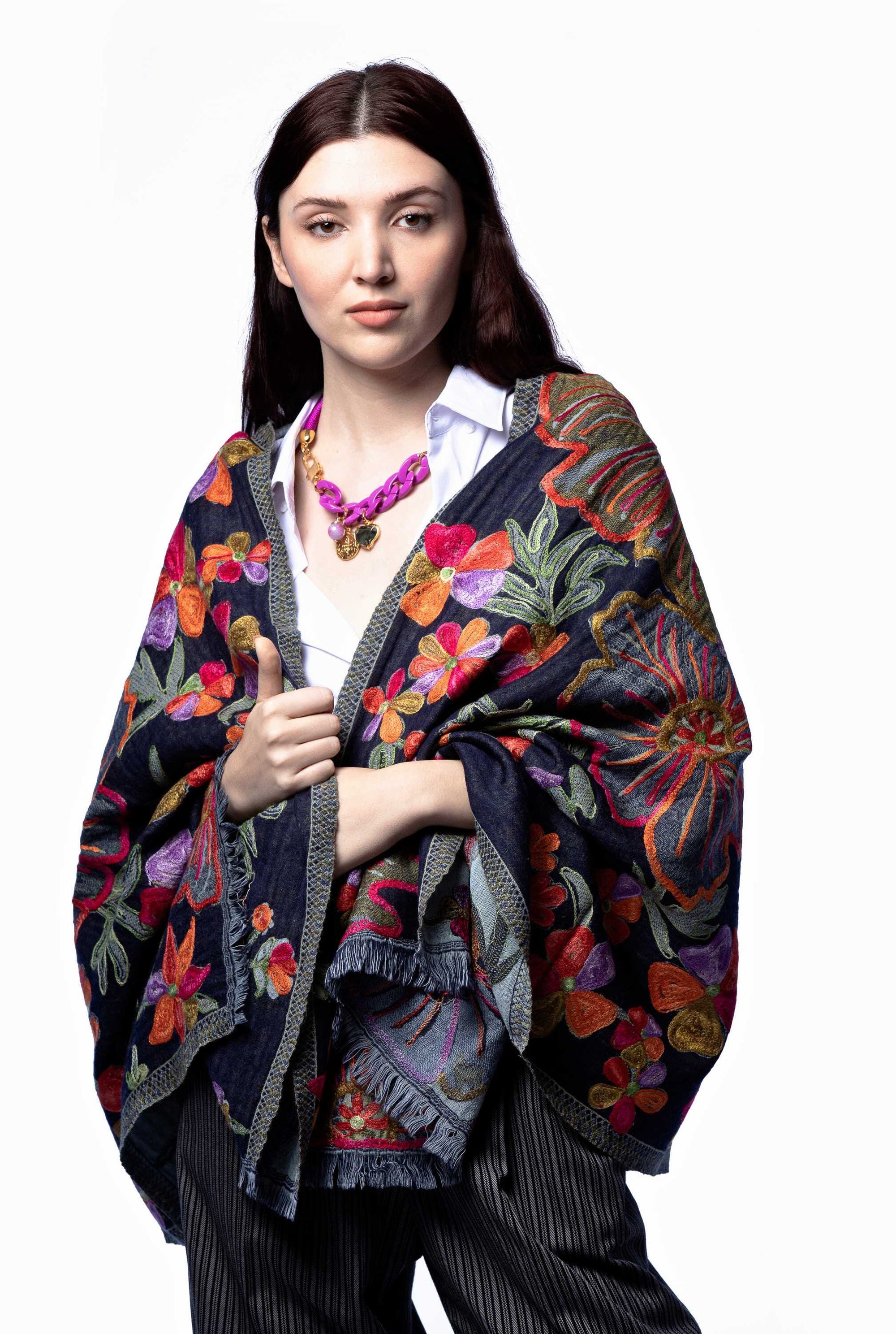 Chal en lana bordado