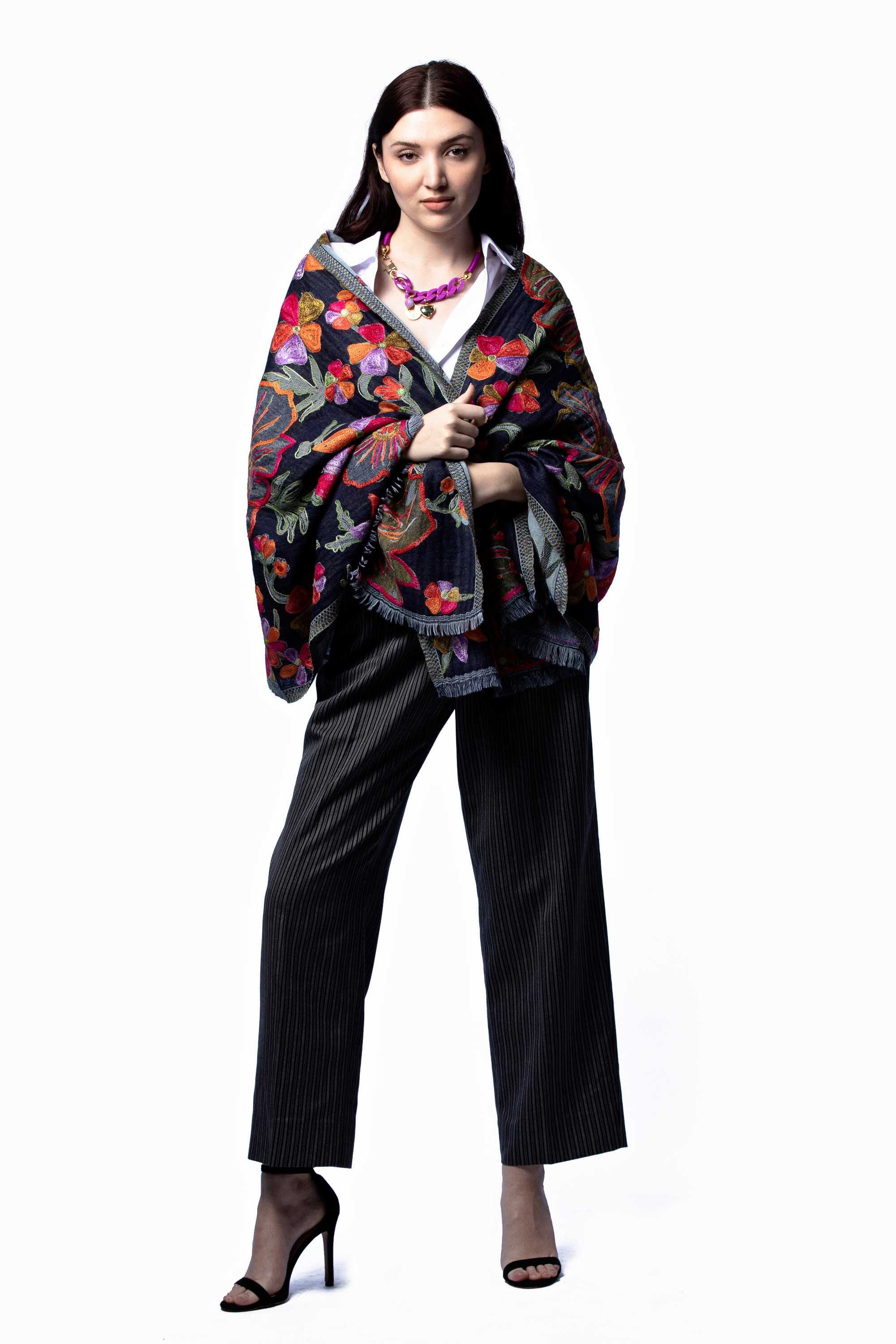 Chal en lana bordado