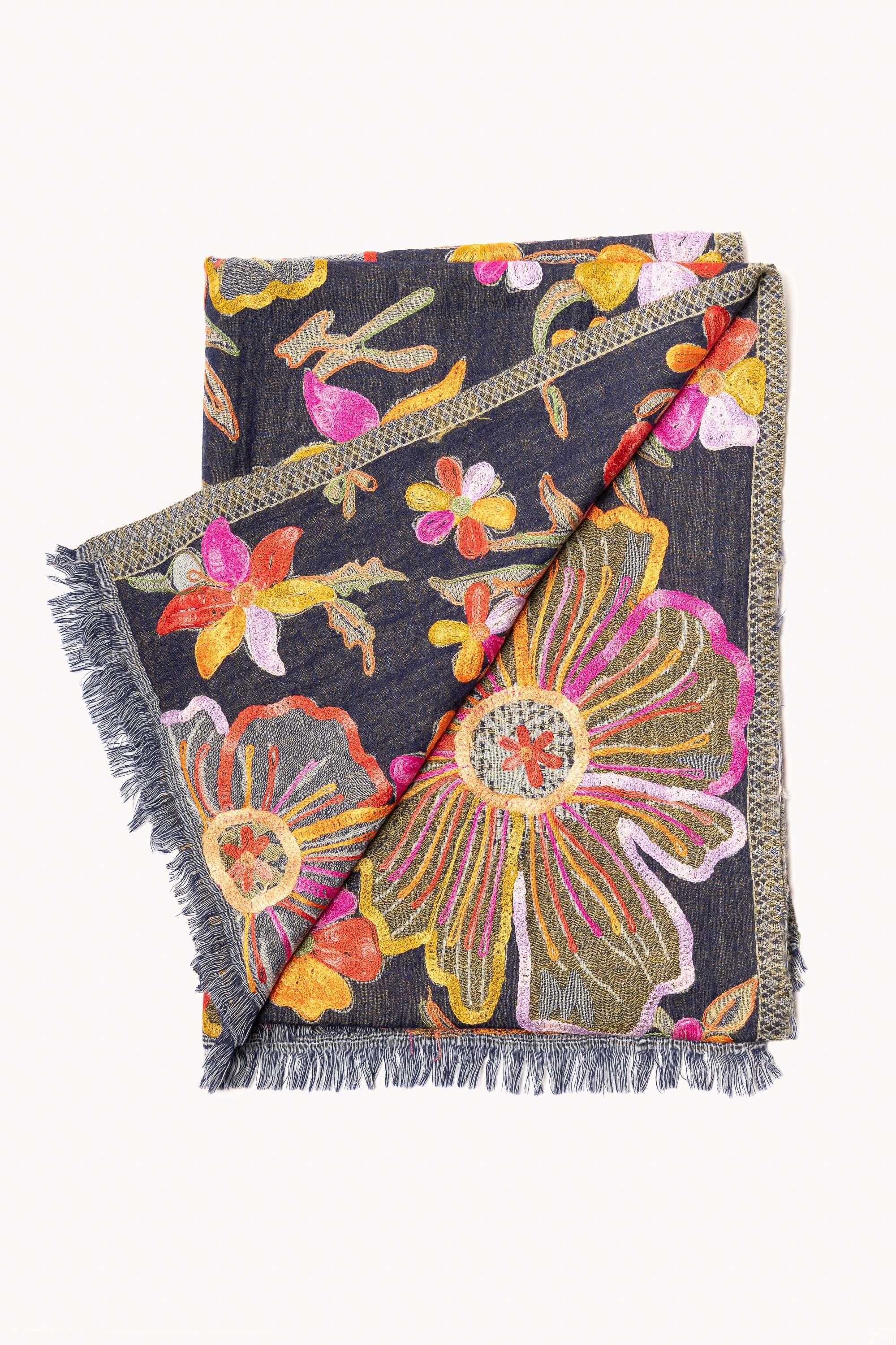 Chal en lana bordado