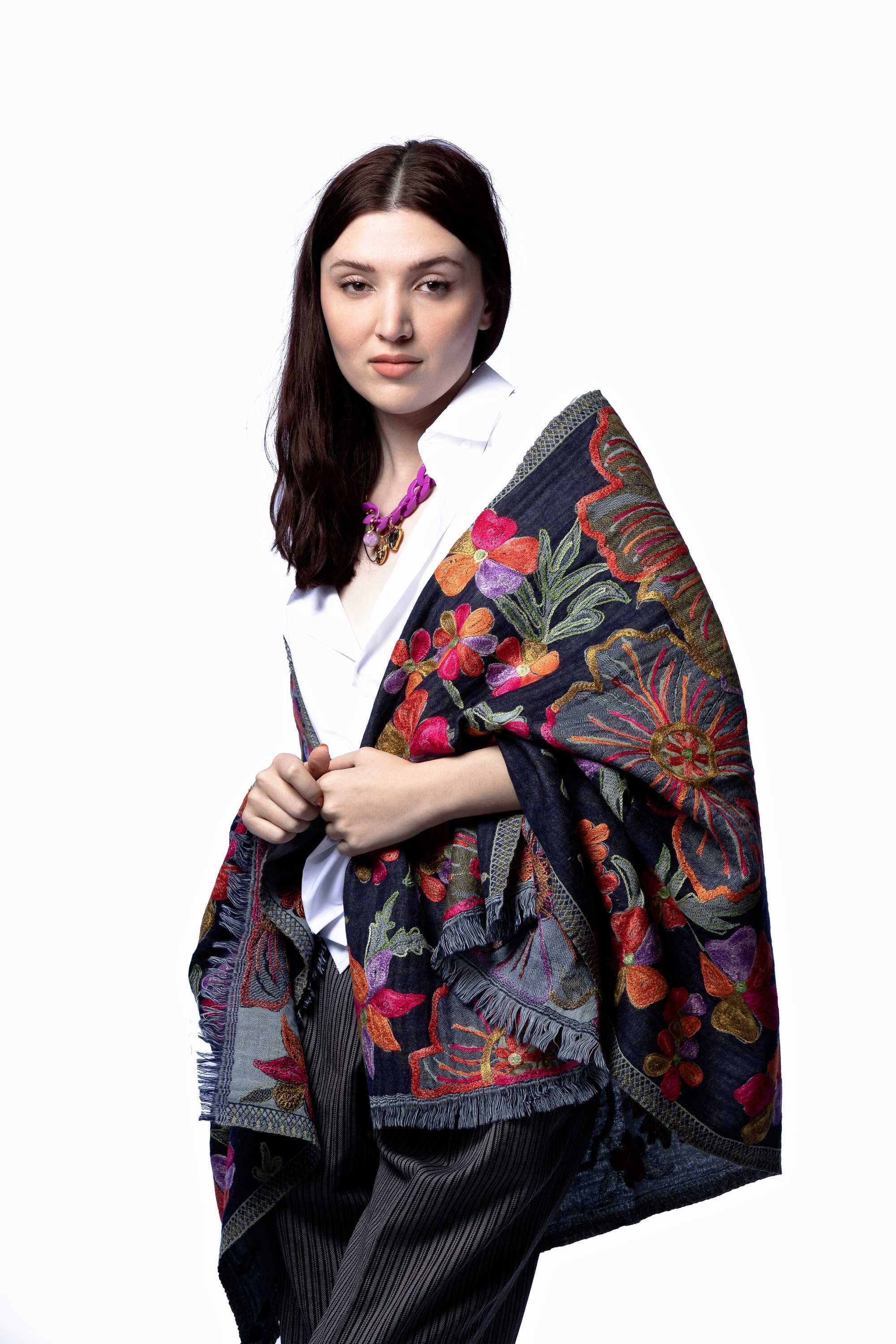 Chal en lana bordado