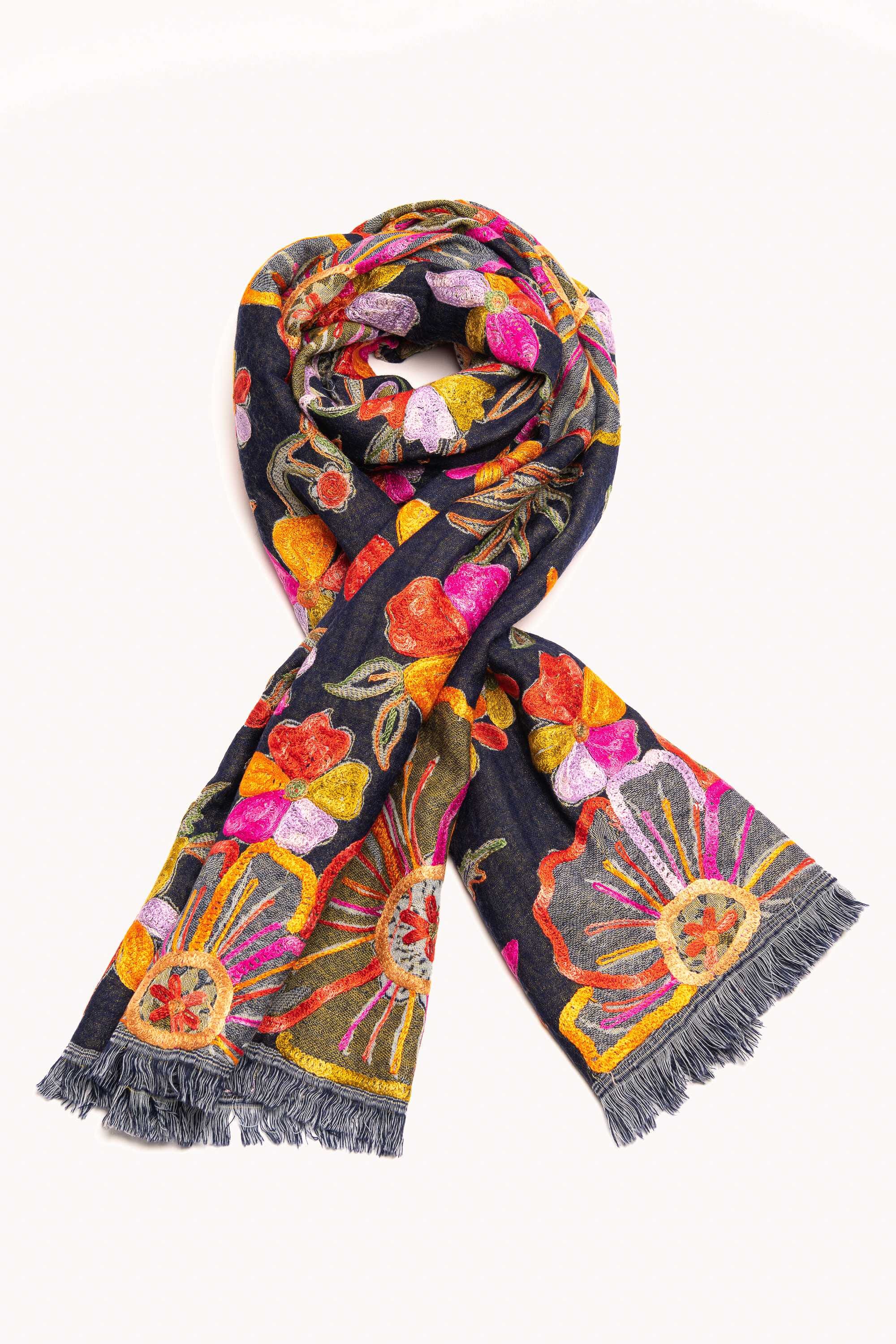 Chal en lana bordado