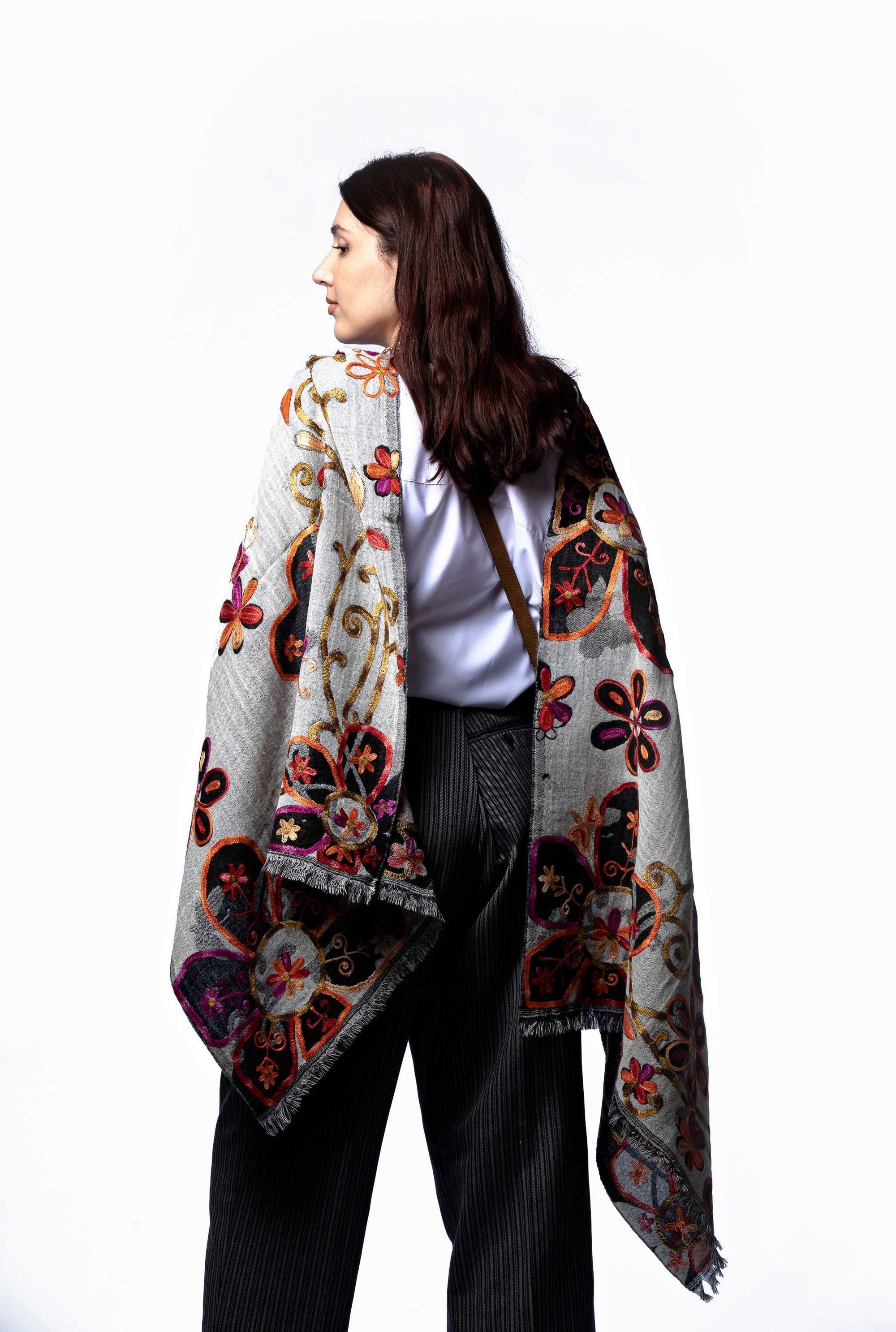 Chal en lana bordado