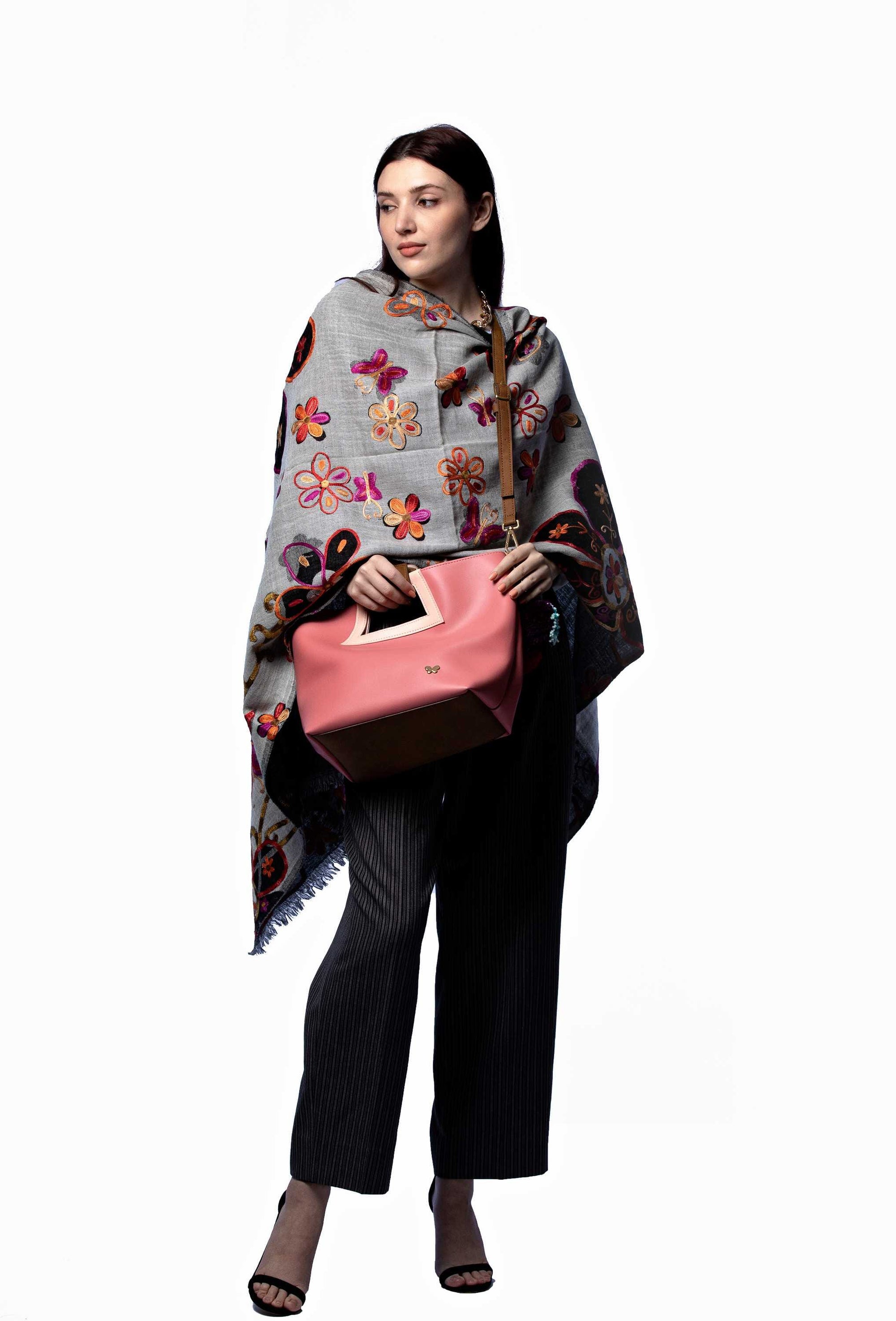 Chal en lana bordado