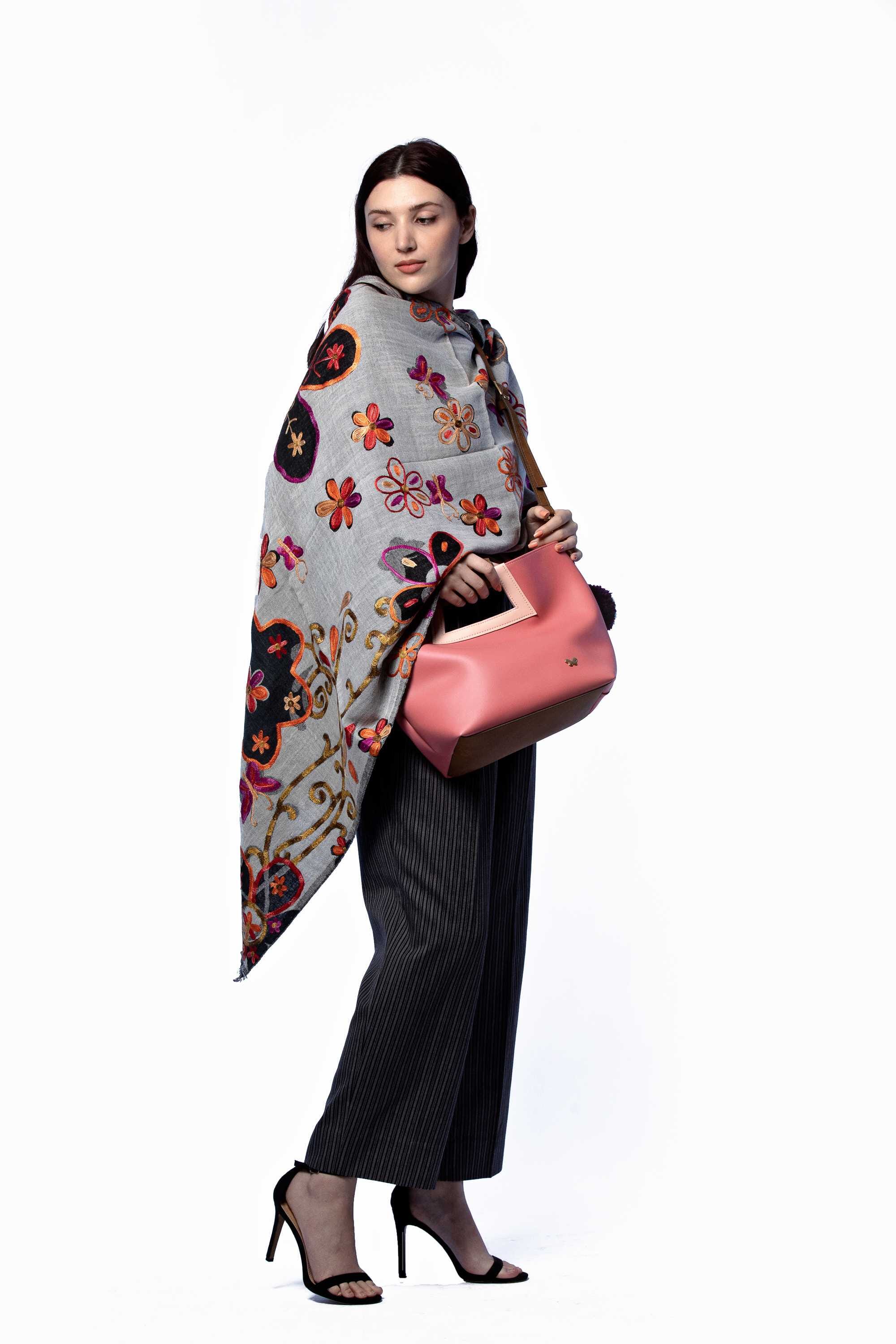 Chal en lana bordado