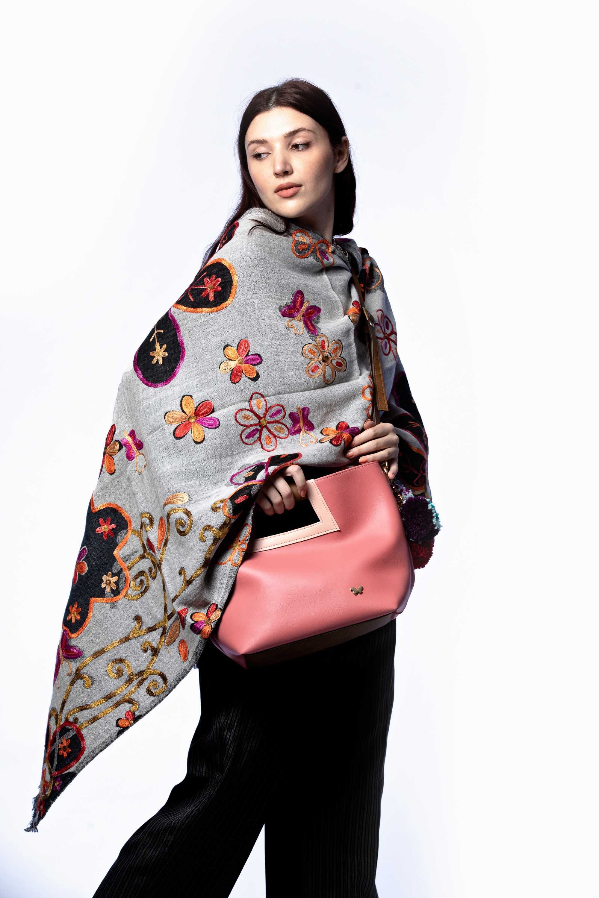 Chal en lana bordado