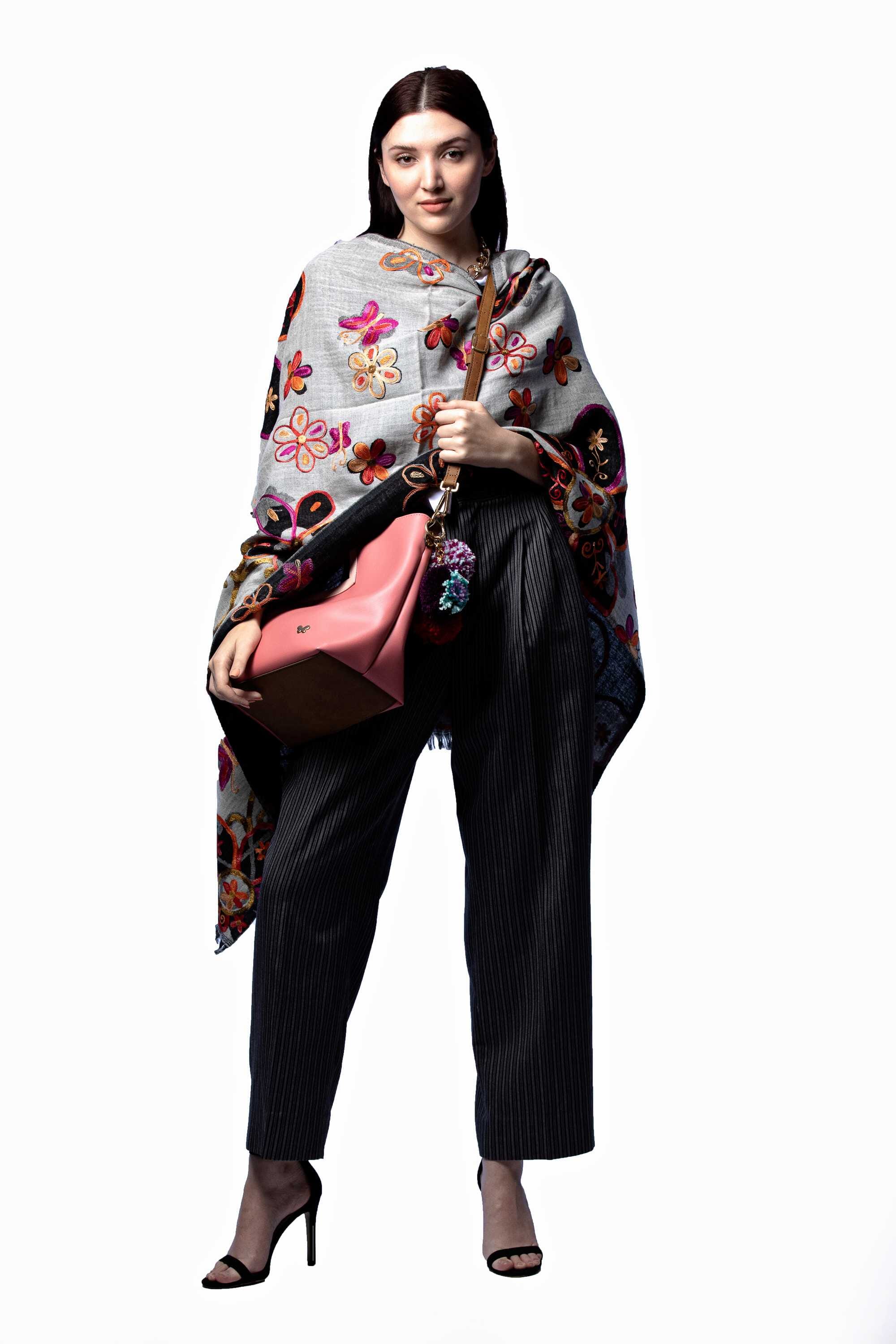 Chal en lana bordado