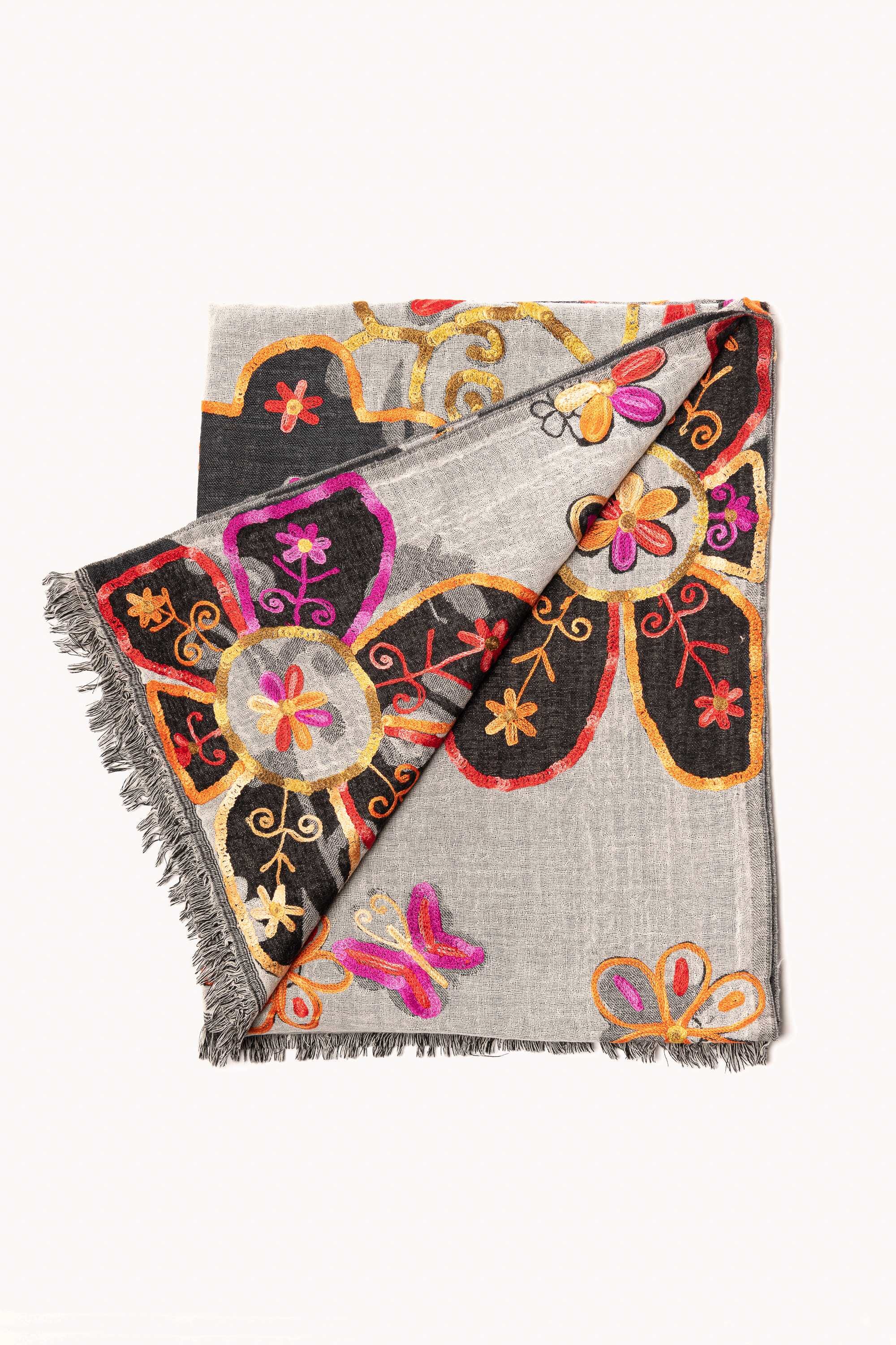 Chal en lana bordado