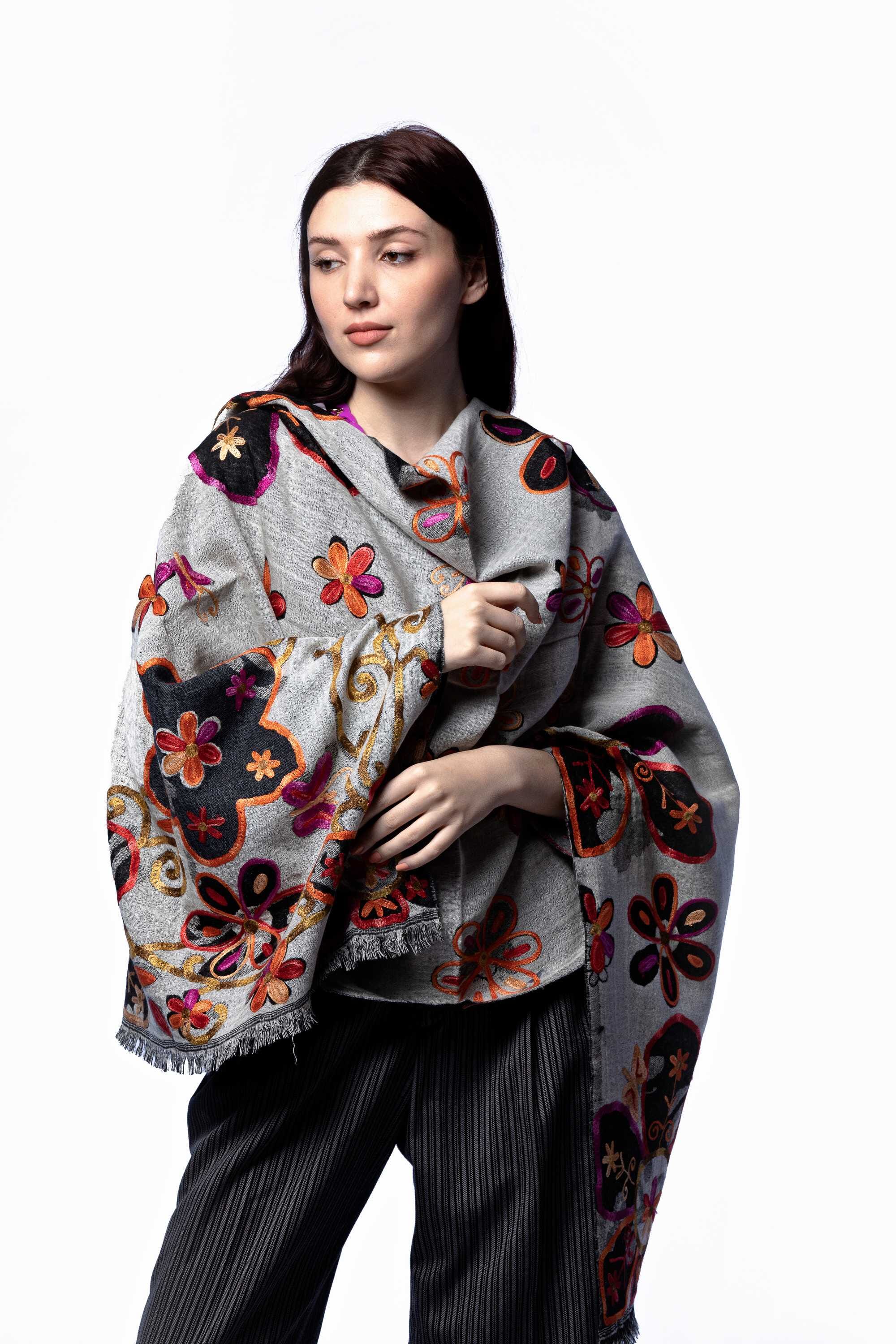 Chal en lana bordado
