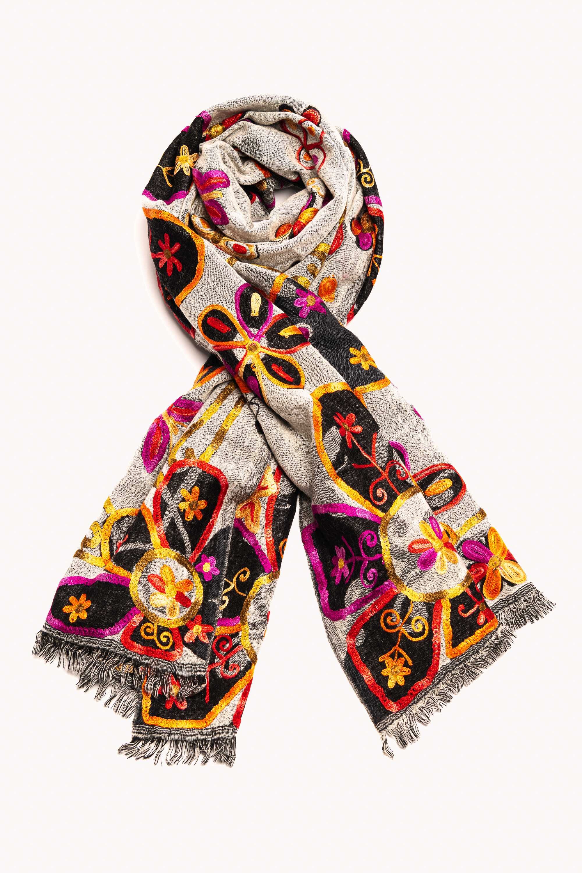 Chal en lana bordado