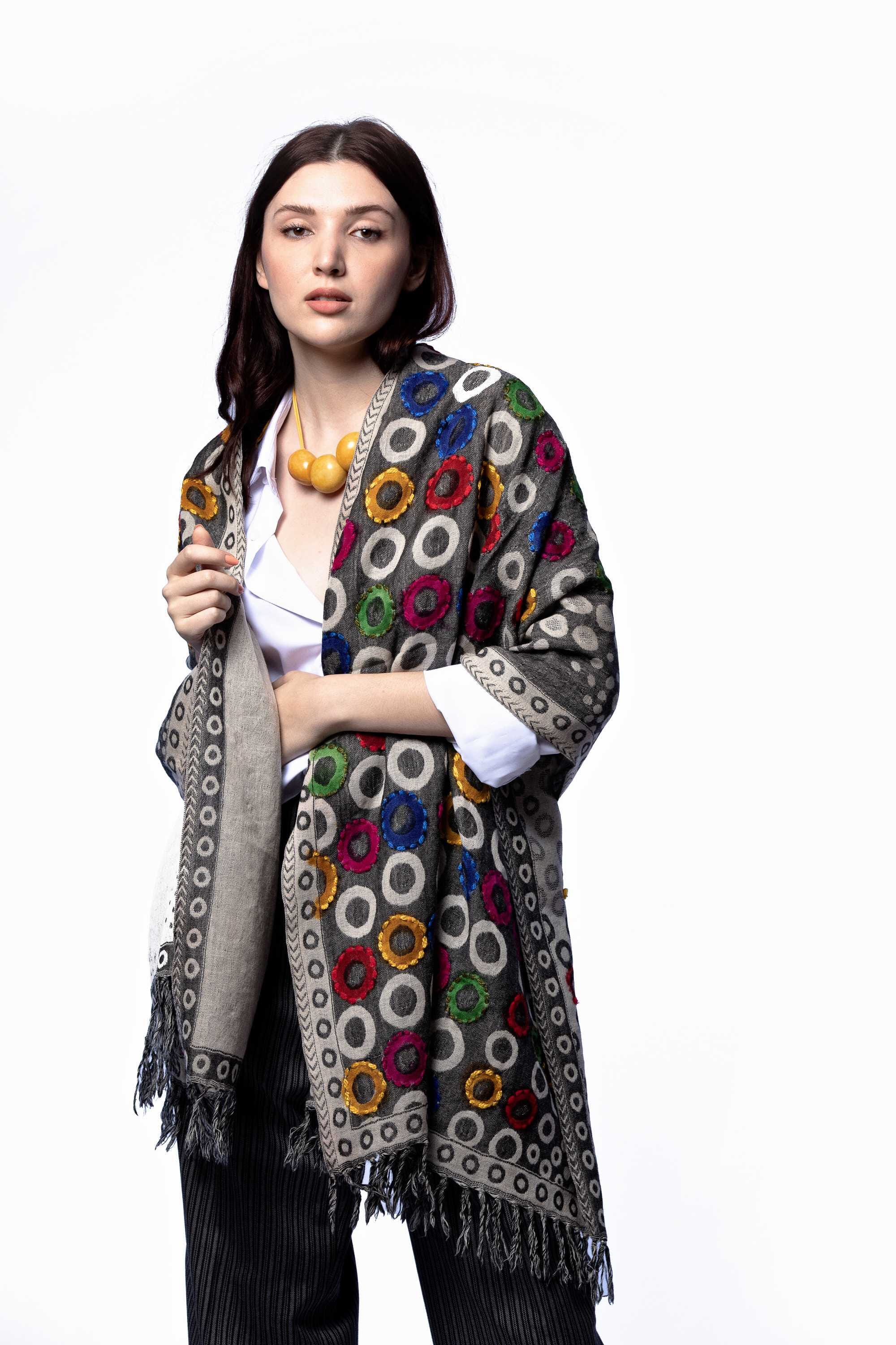 Chal en lana bordado