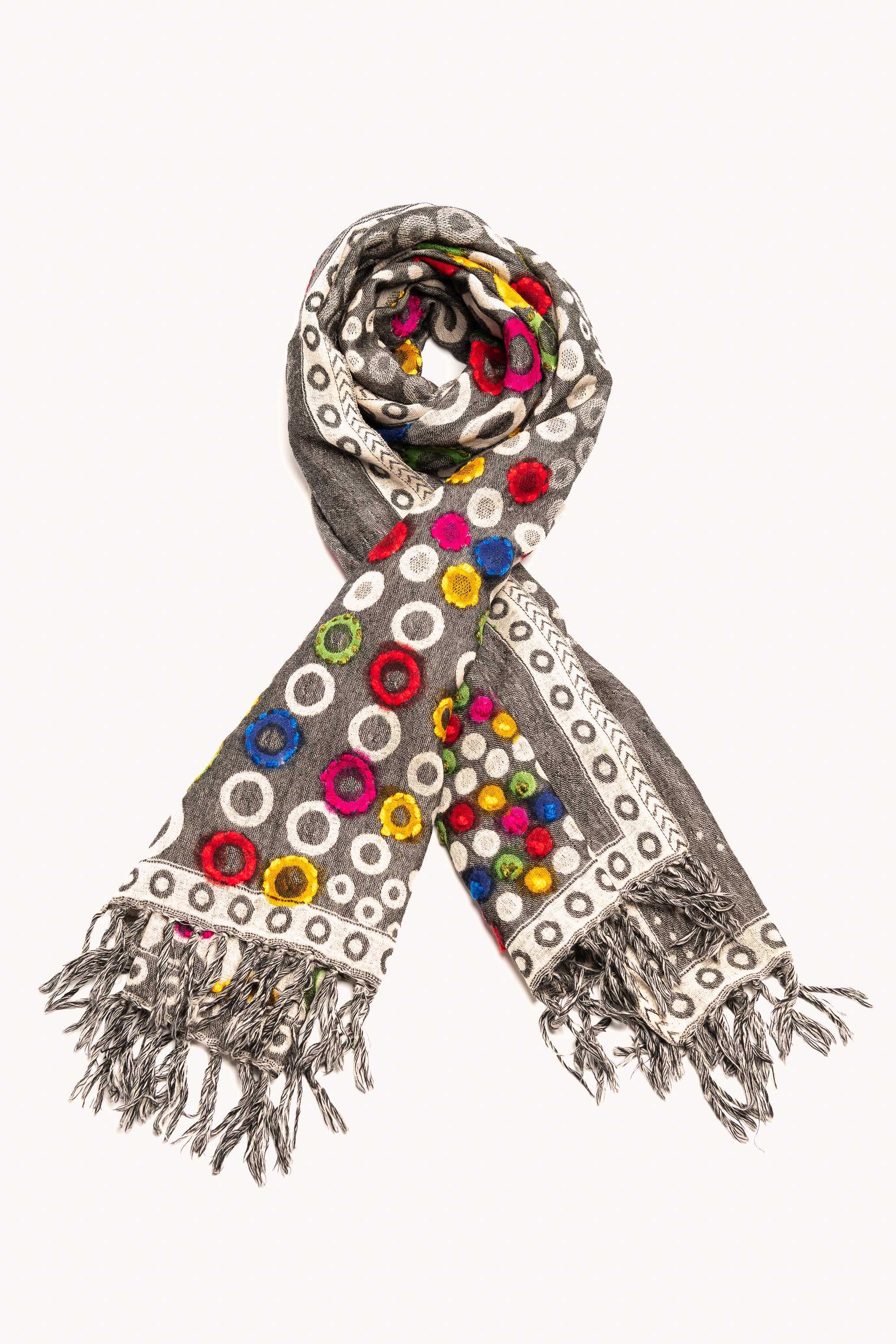 Chal en lana bordado