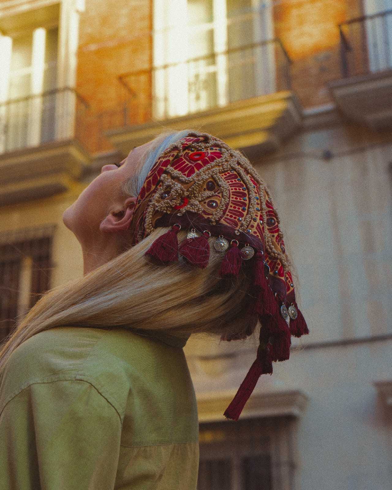 Pañoleta de seda bordada a mano