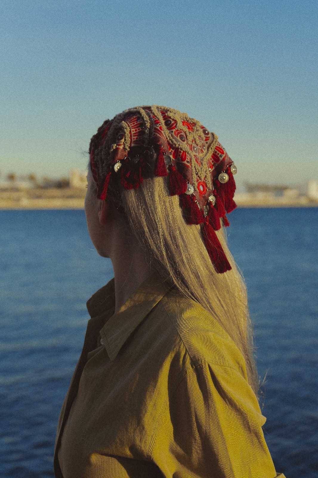 Pañoleta de seda bordada a mano