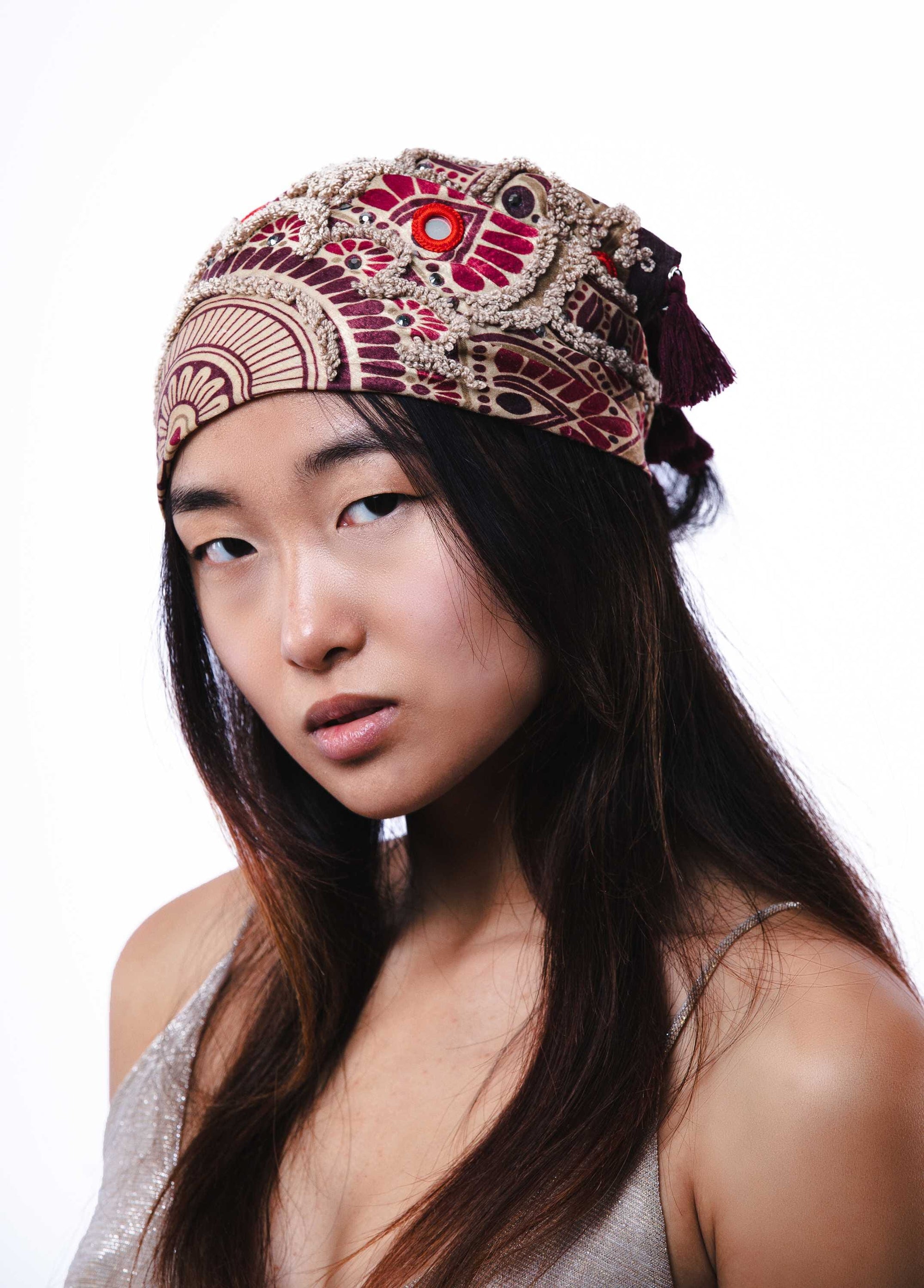 Pañoleta de seda bordada a mano