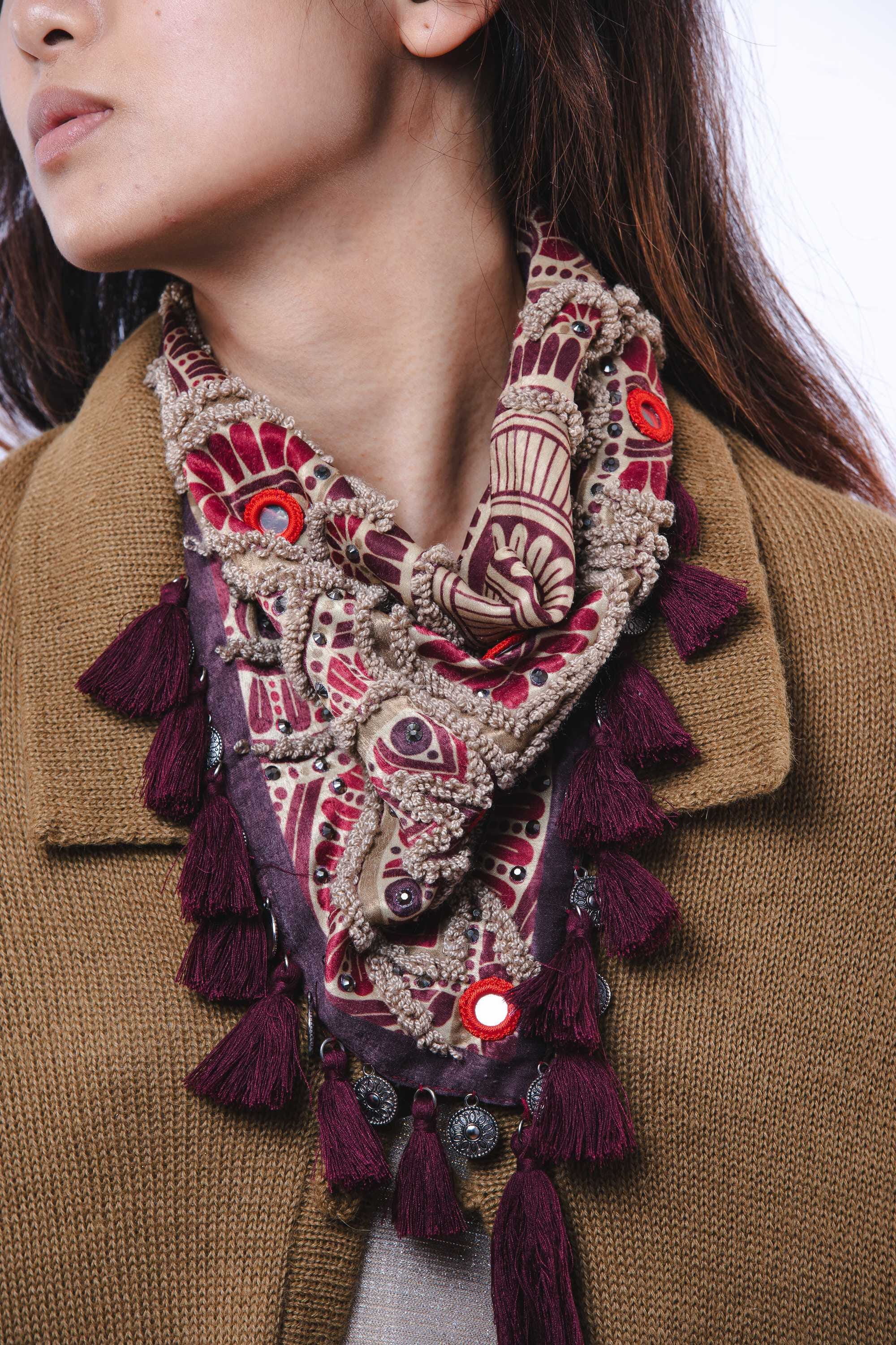 Pañoleta de seda bordada a mano