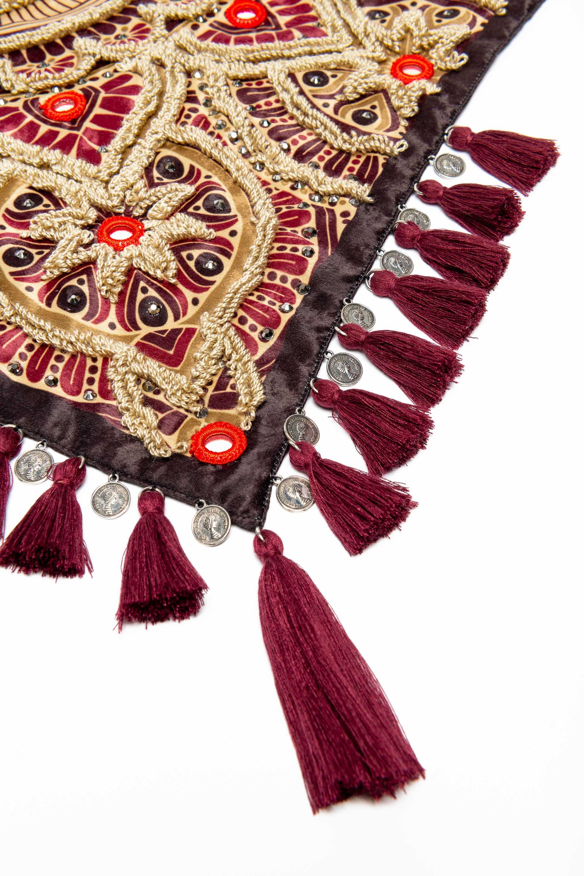 Pañoleta de seda bordada a mano