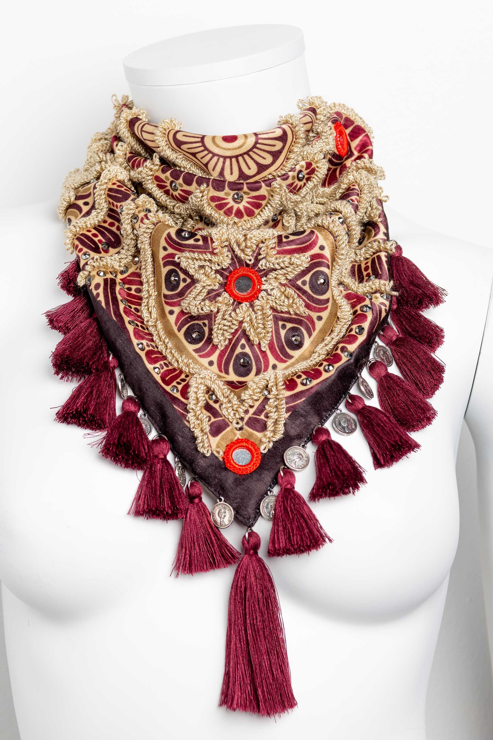 Pañoleta de seda bordada a mano